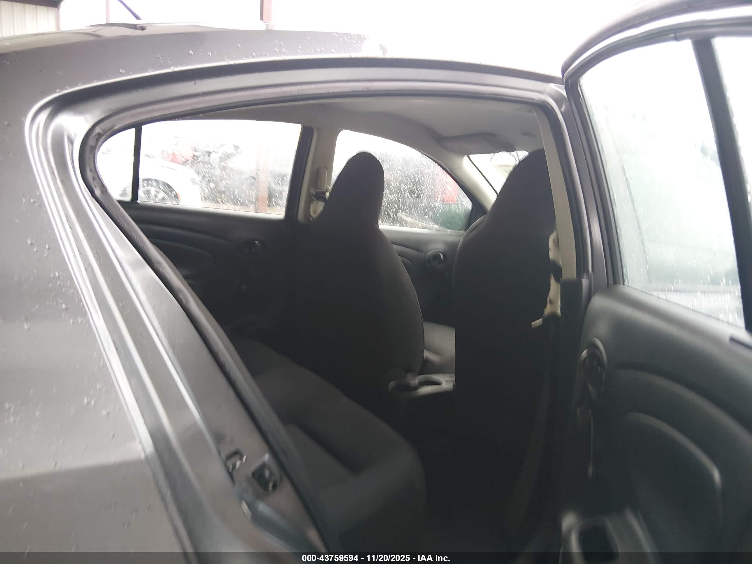 NISSAN VERSA image 8