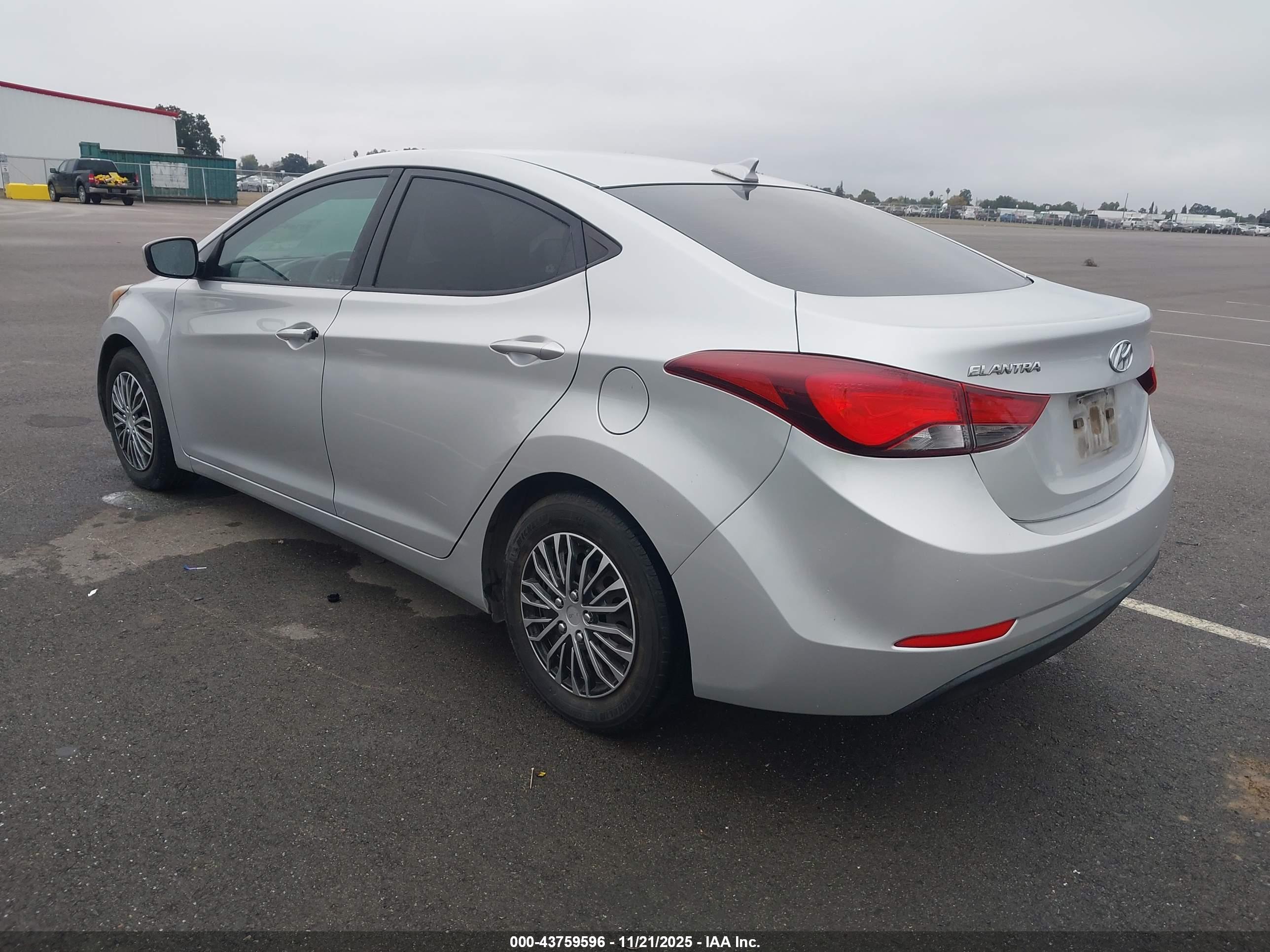 HYUNDAI ELANTRA image 3