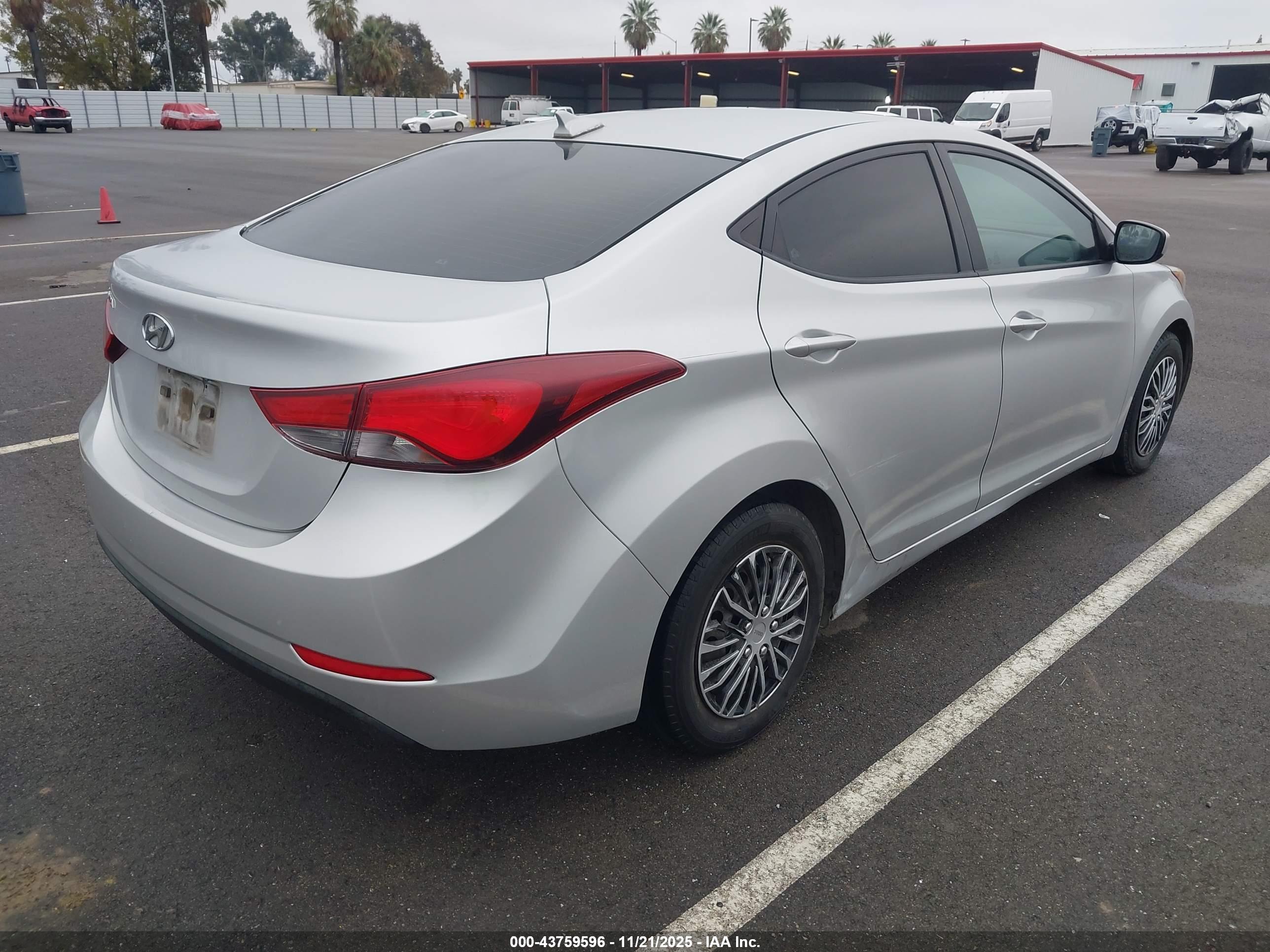HYUNDAI ELANTRA image 4