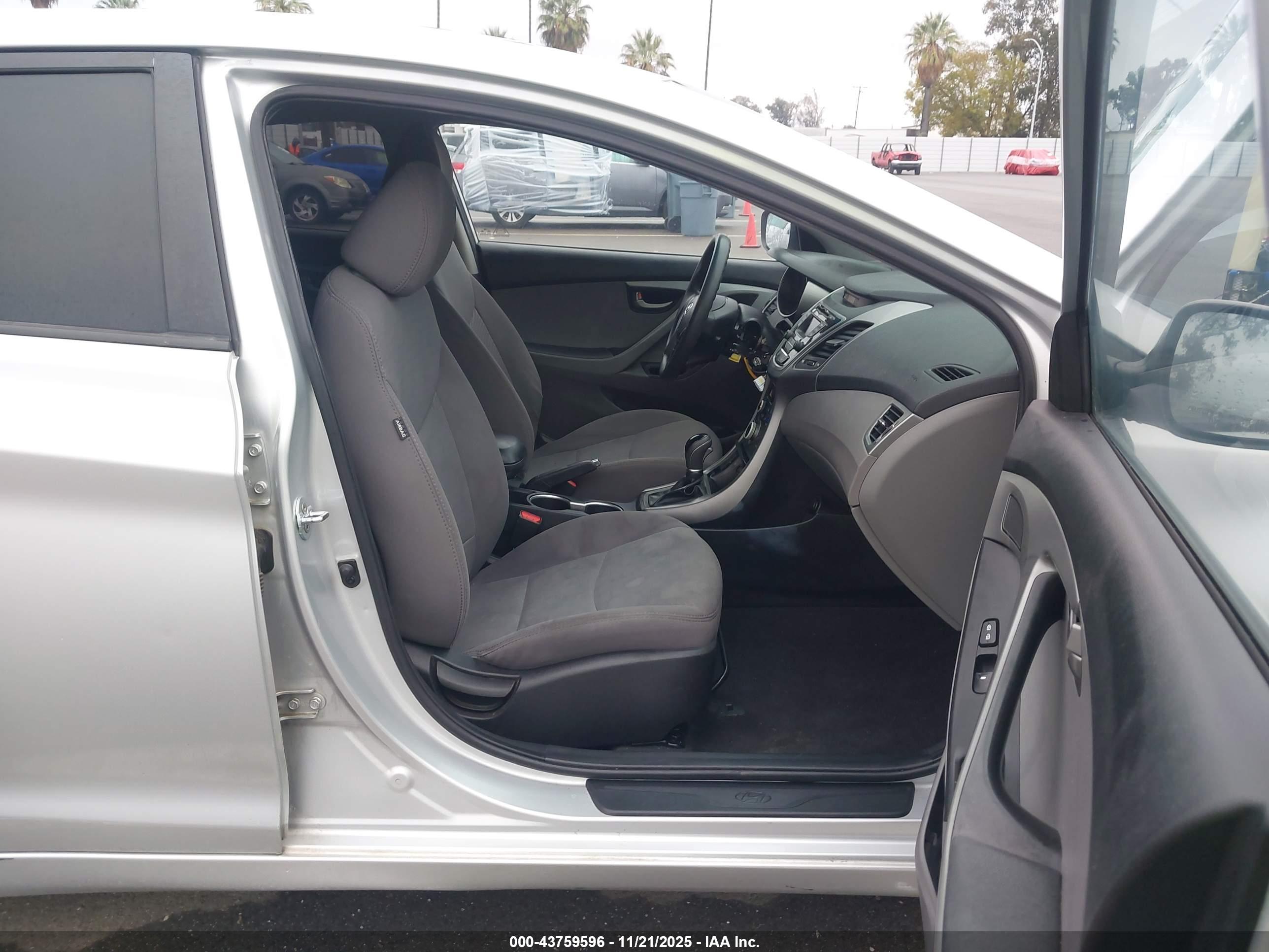 HYUNDAI ELANTRA image 5
