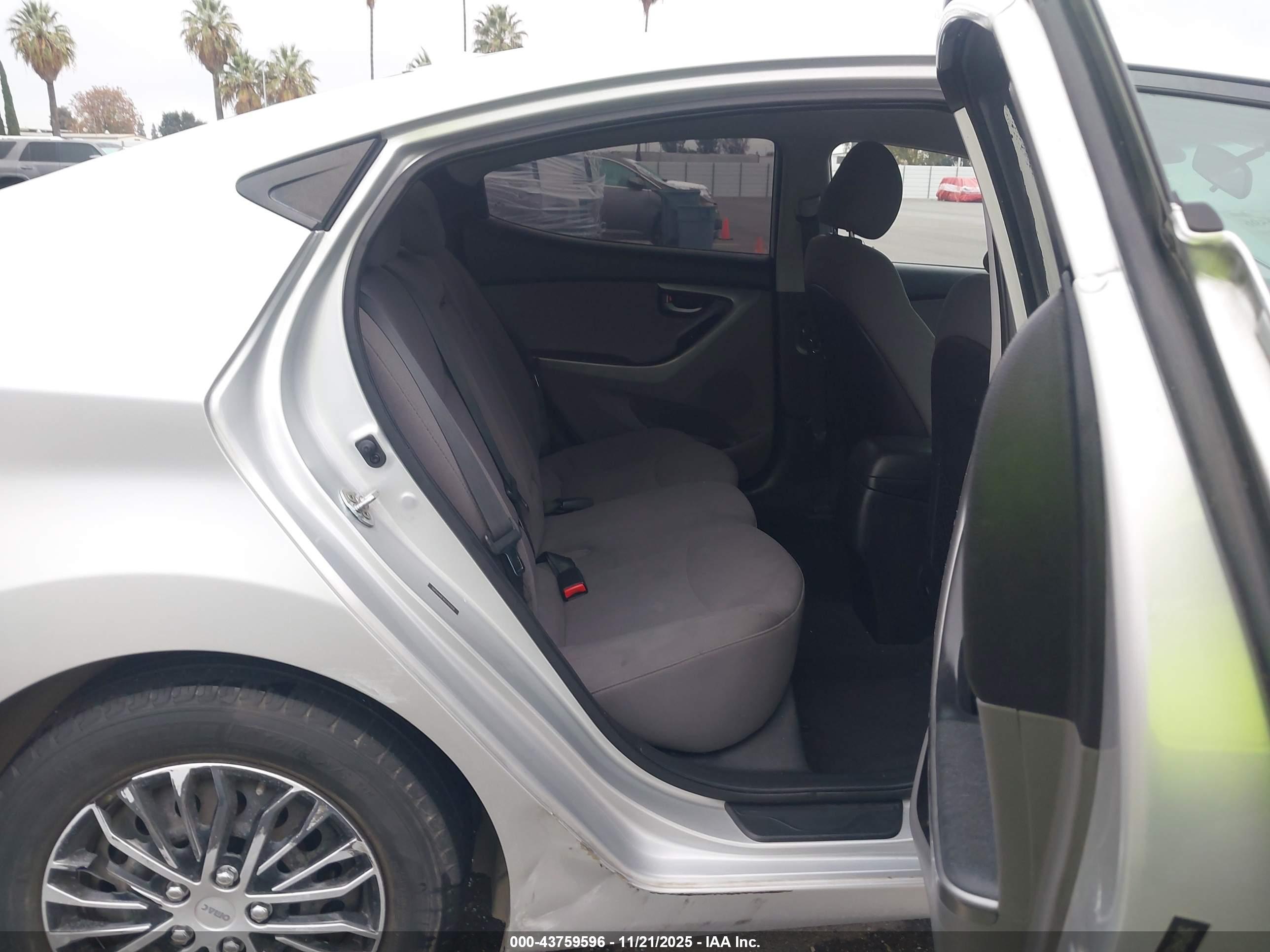 HYUNDAI ELANTRA image 8