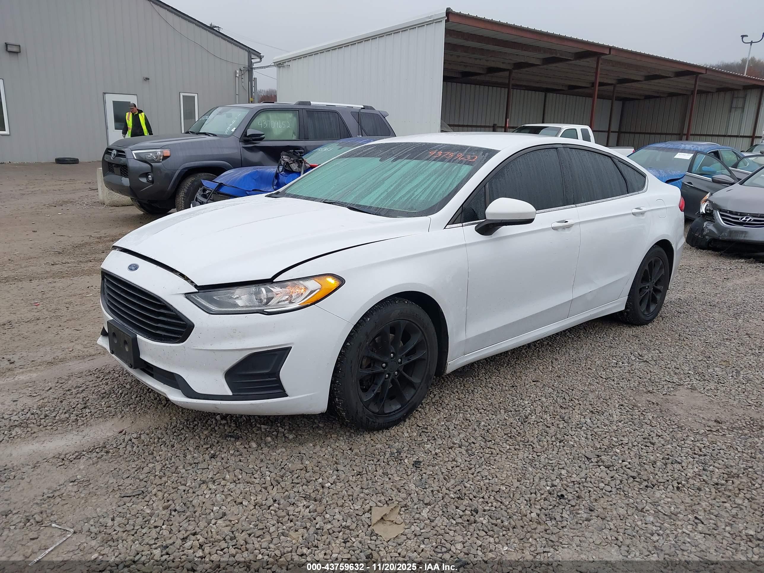 FORD FUSION image 2