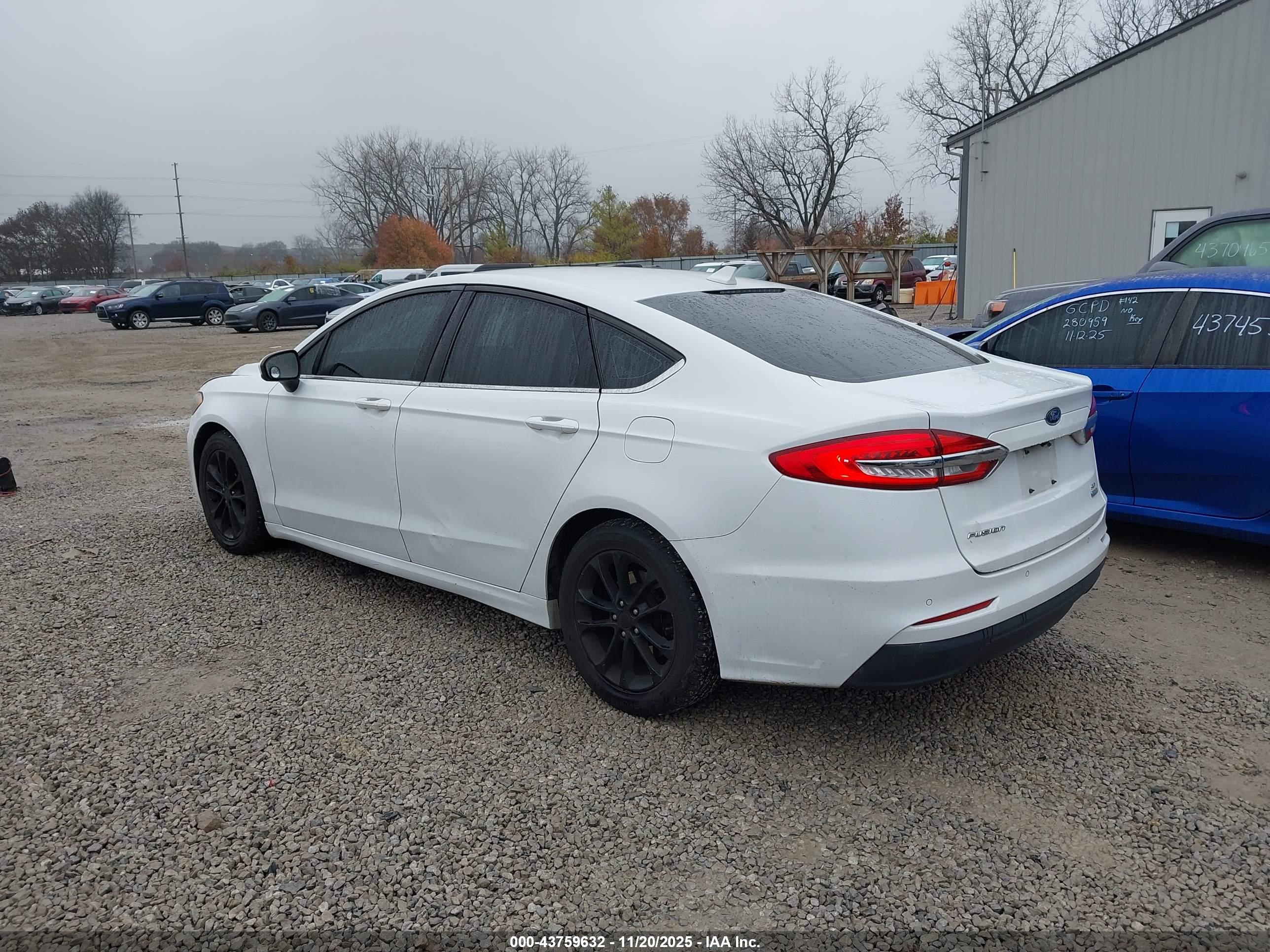 FORD FUSION image 3