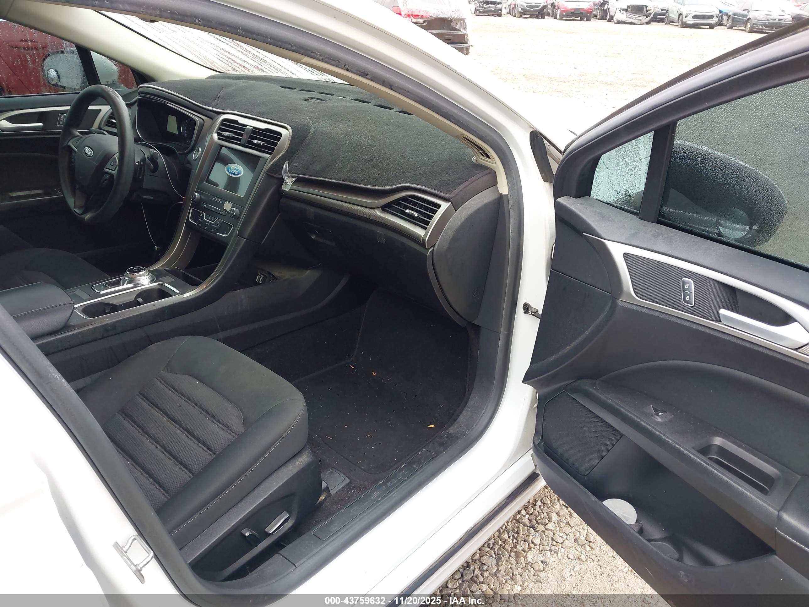 FORD FUSION image 5