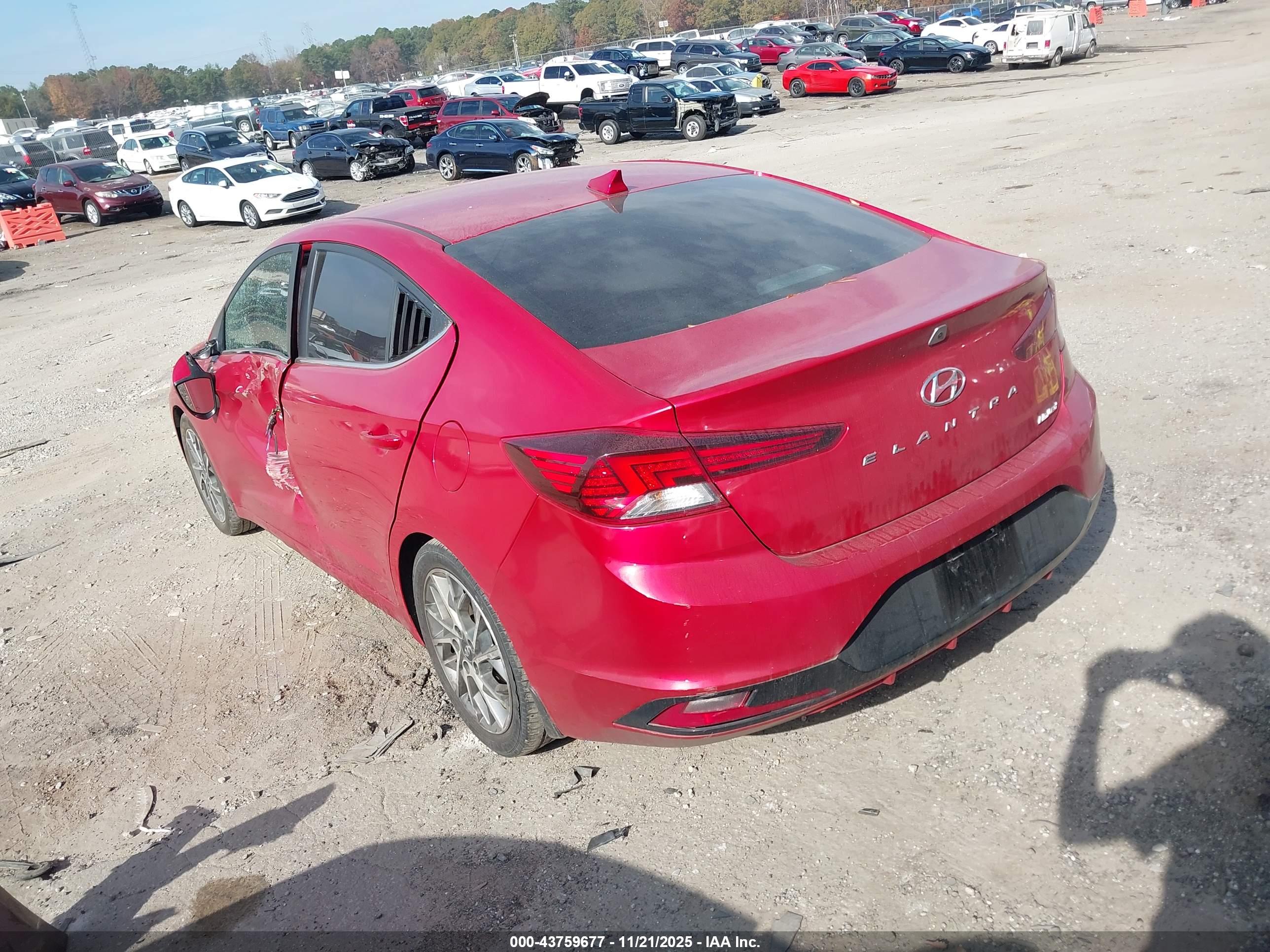HYUNDAI ELANTRA image 3