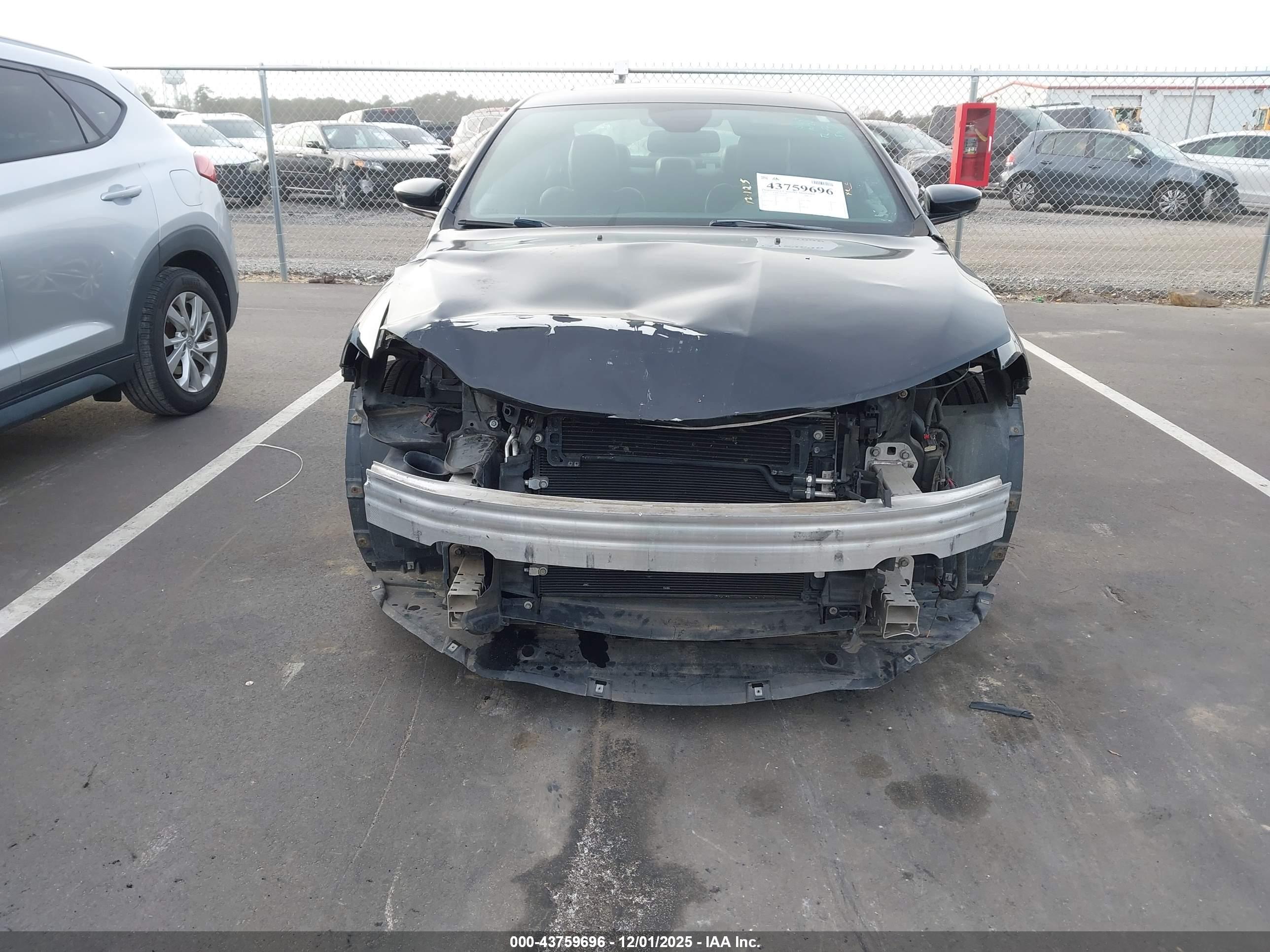 CHRYSLER 200 image 6