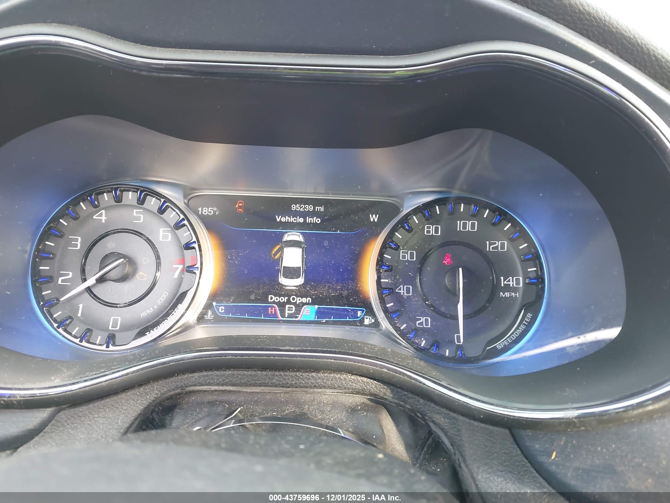 CHRYSLER 200 image 7