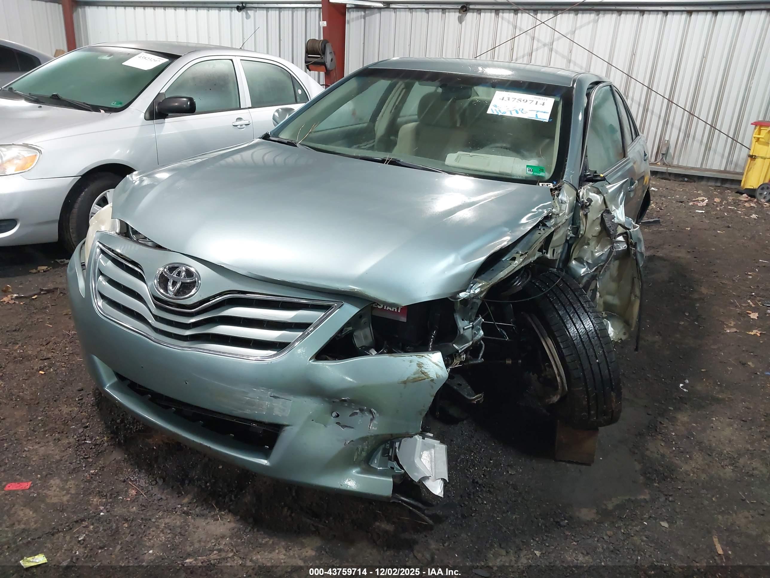 TOYOTA CAMRY image 2