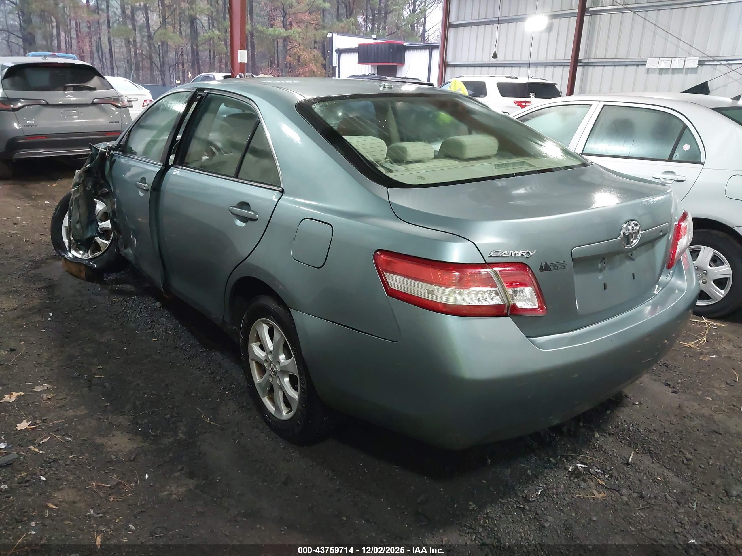 TOYOTA CAMRY image 3