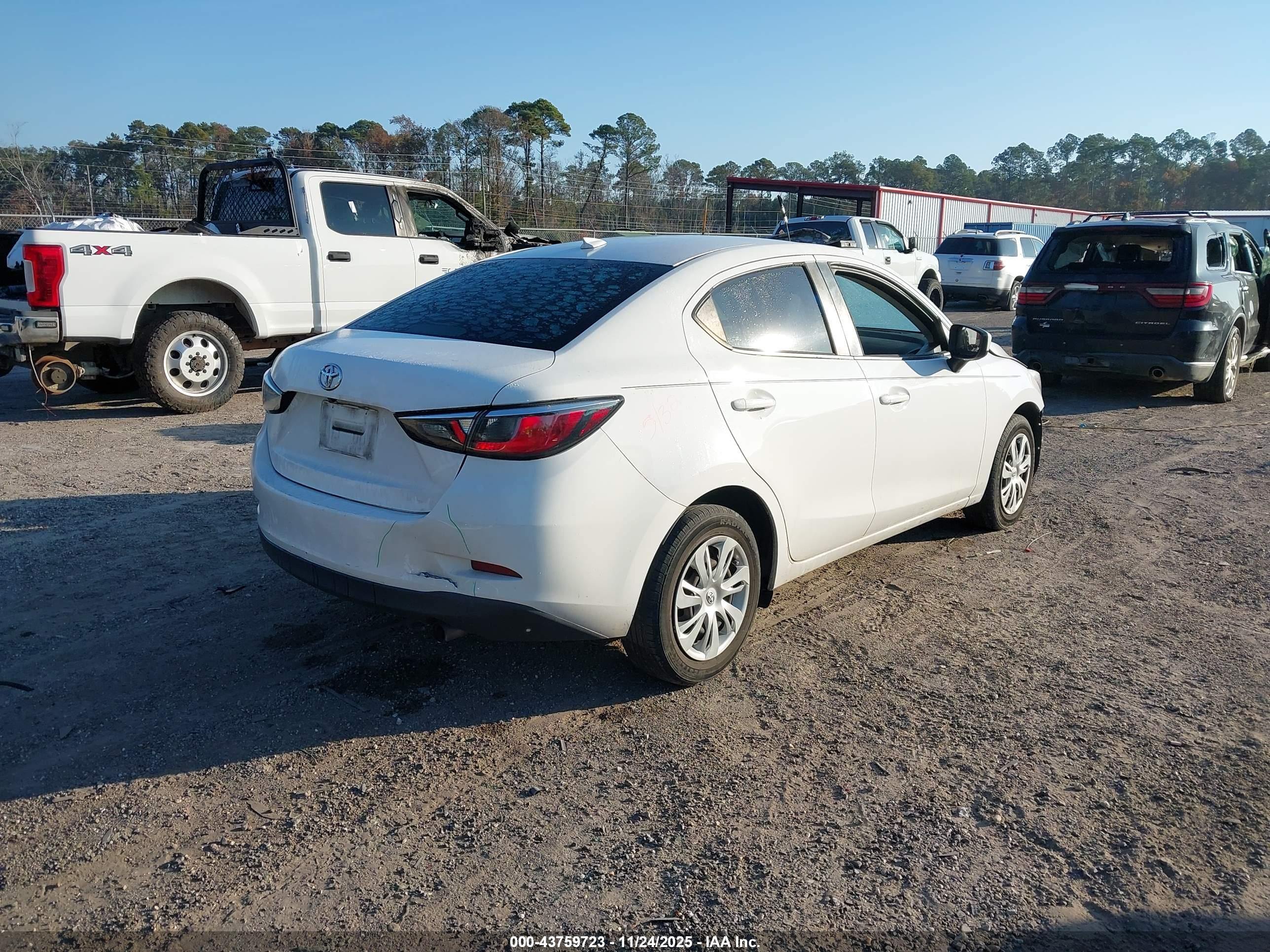TOYOTA YARIS image 4