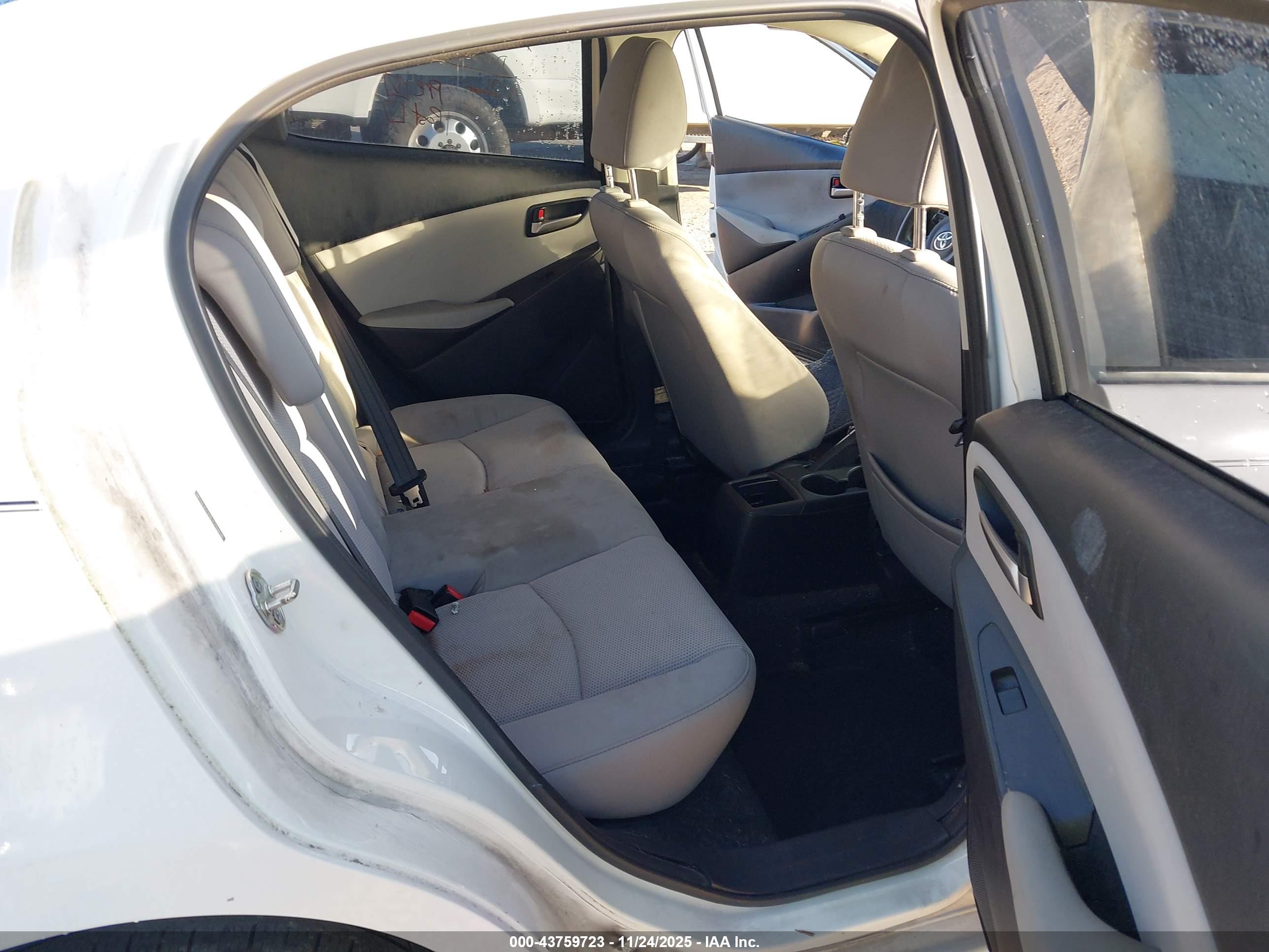TOYOTA YARIS image 8