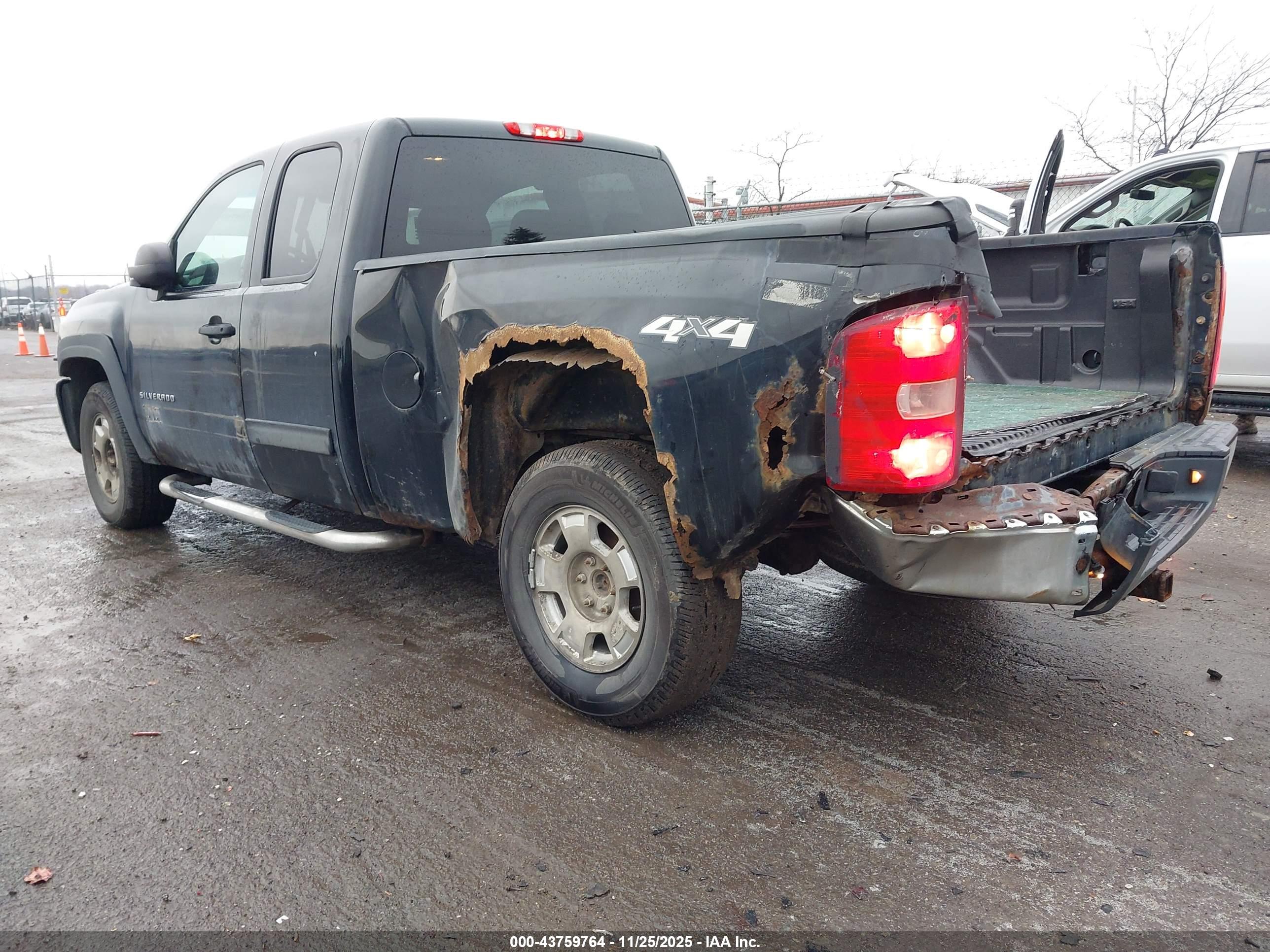 CHEVROLET SILVERADO image 6