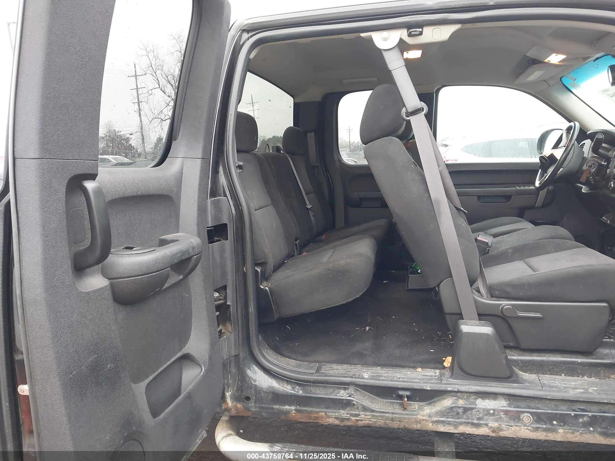 CHEVROLET SILVERADO image 8