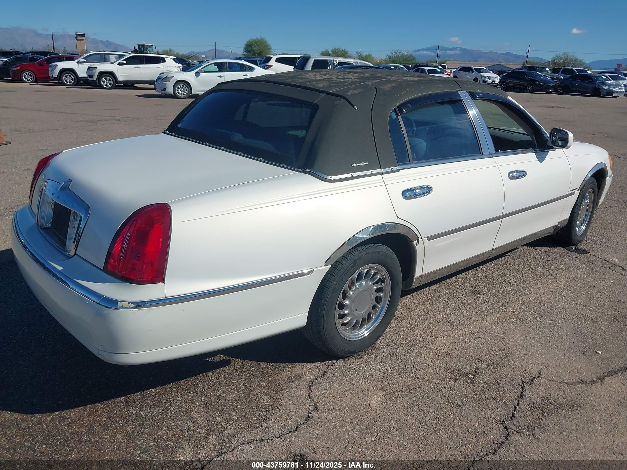 LINCOLN TOWN image 4