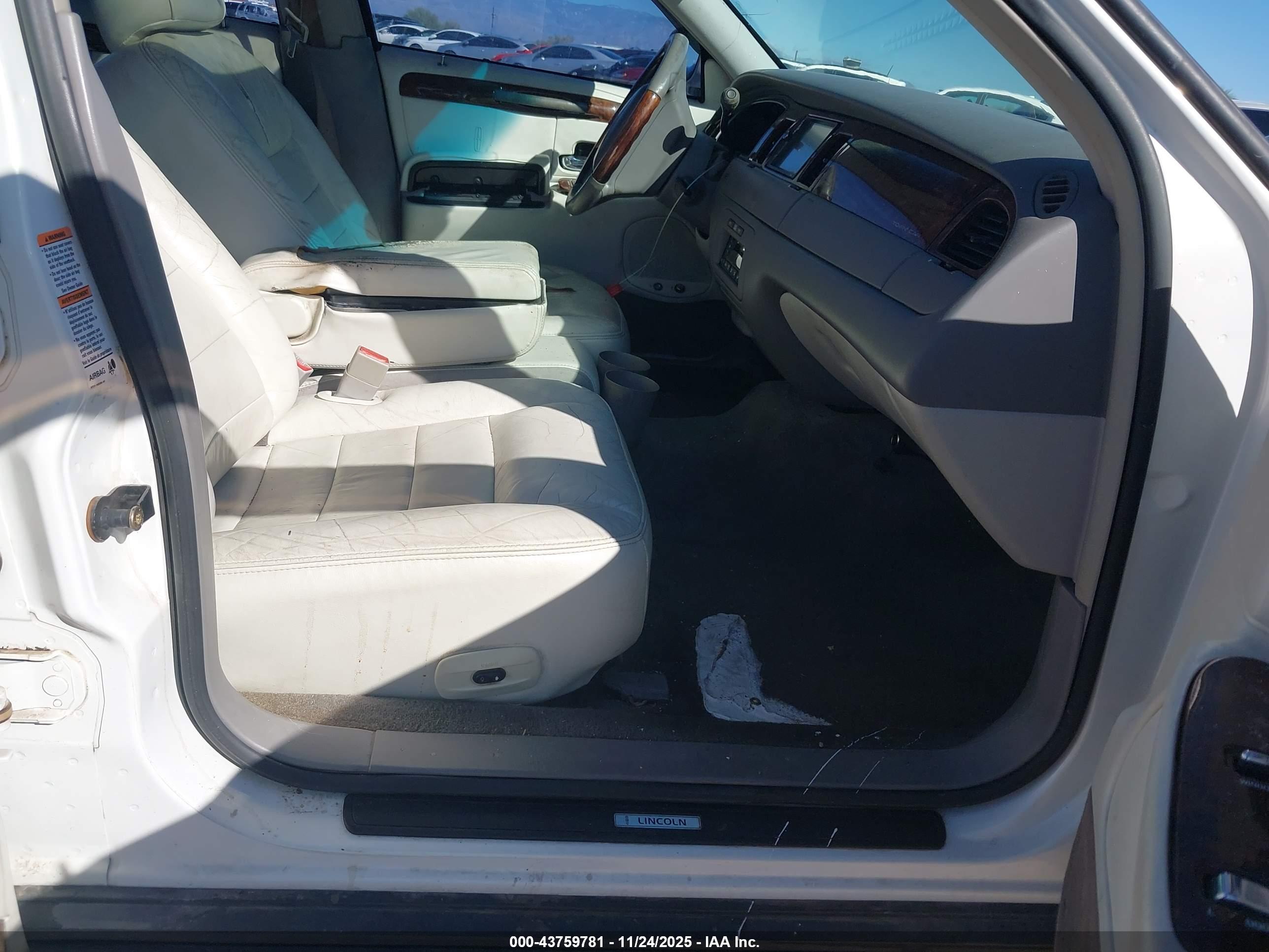 LINCOLN TOWN image 5