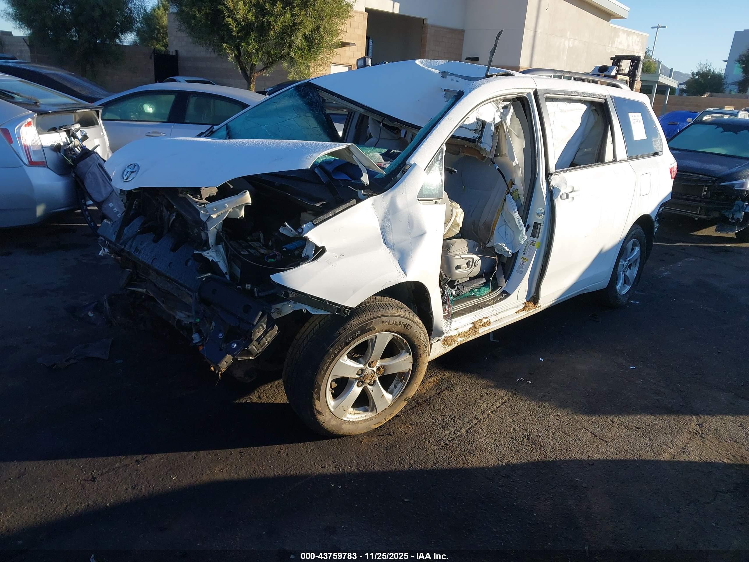TOYOTA SIENNA image 2