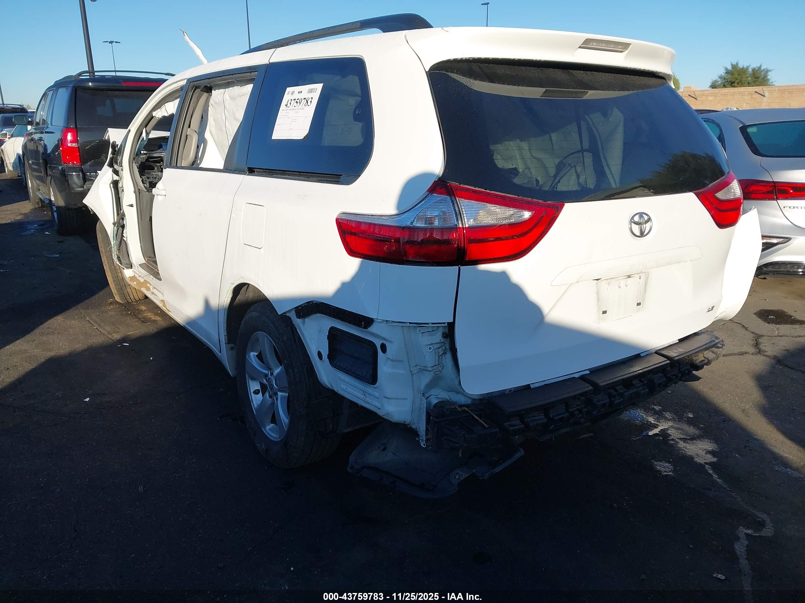 TOYOTA SIENNA image 3