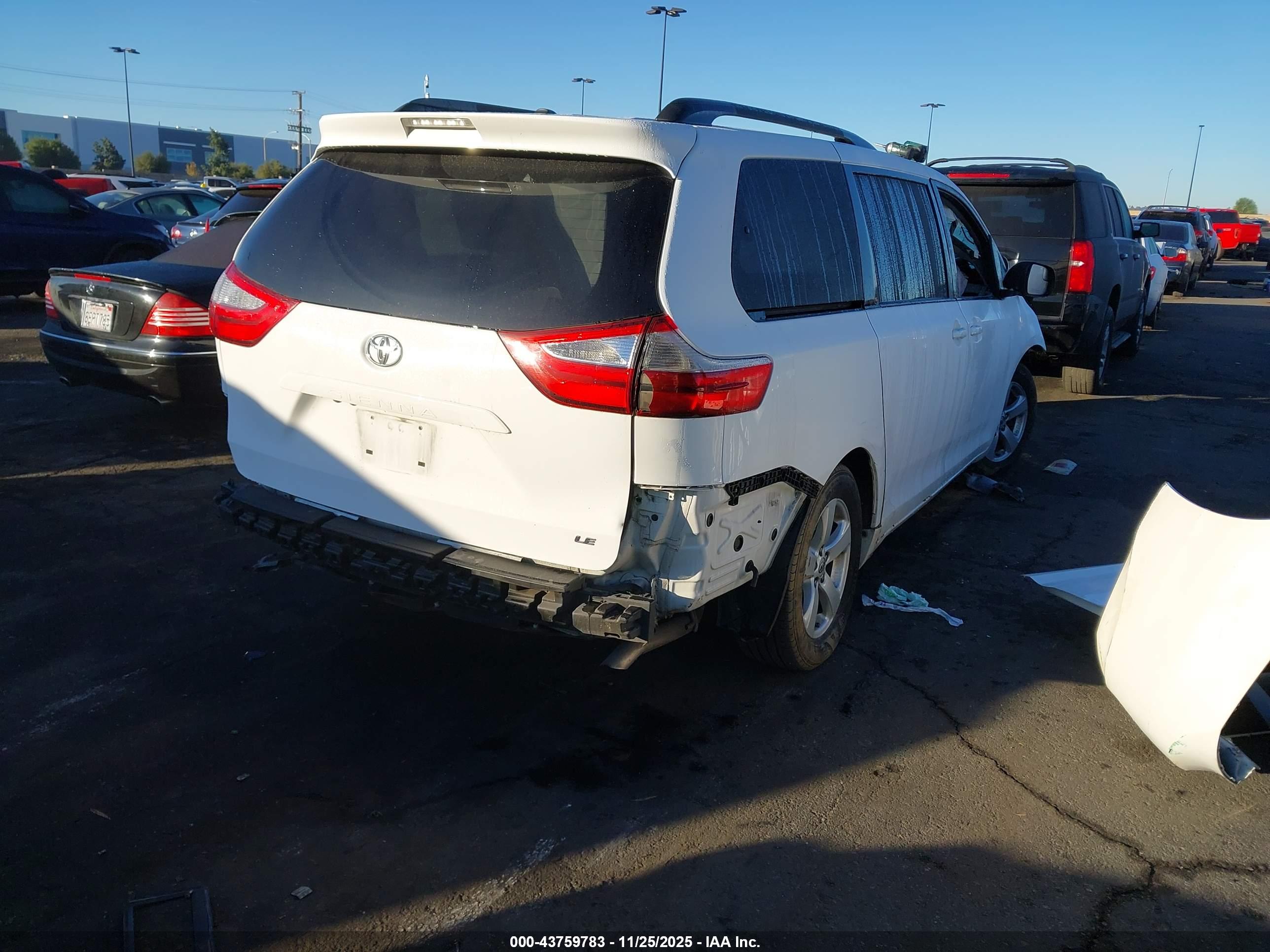 TOYOTA SIENNA image 4