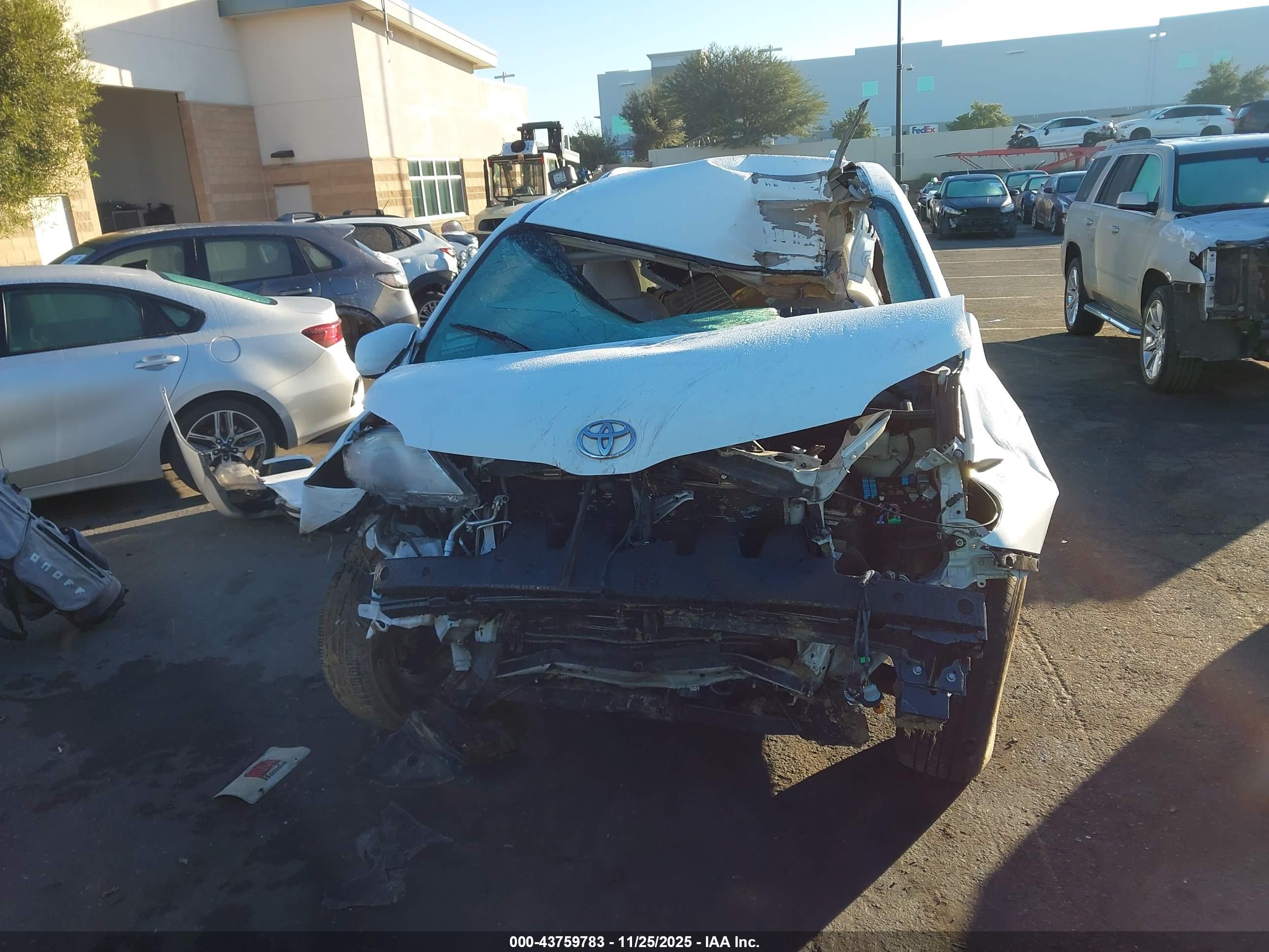 TOYOTA SIENNA image 6