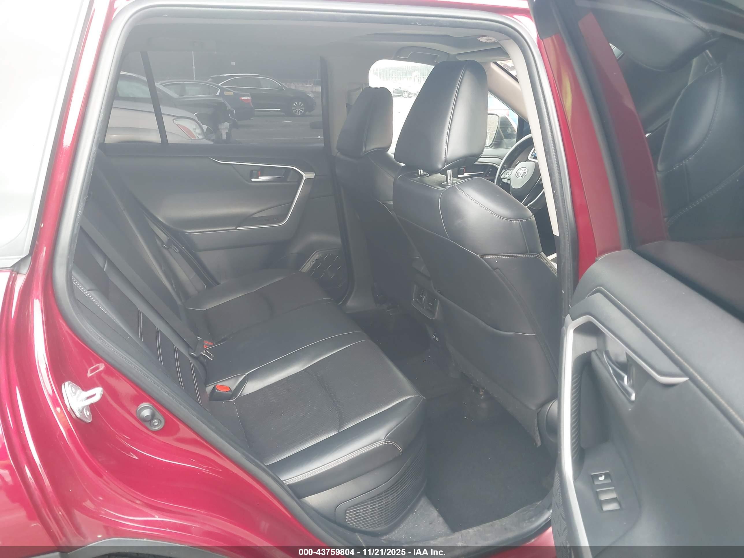 TOYOTA RAV4 image 8