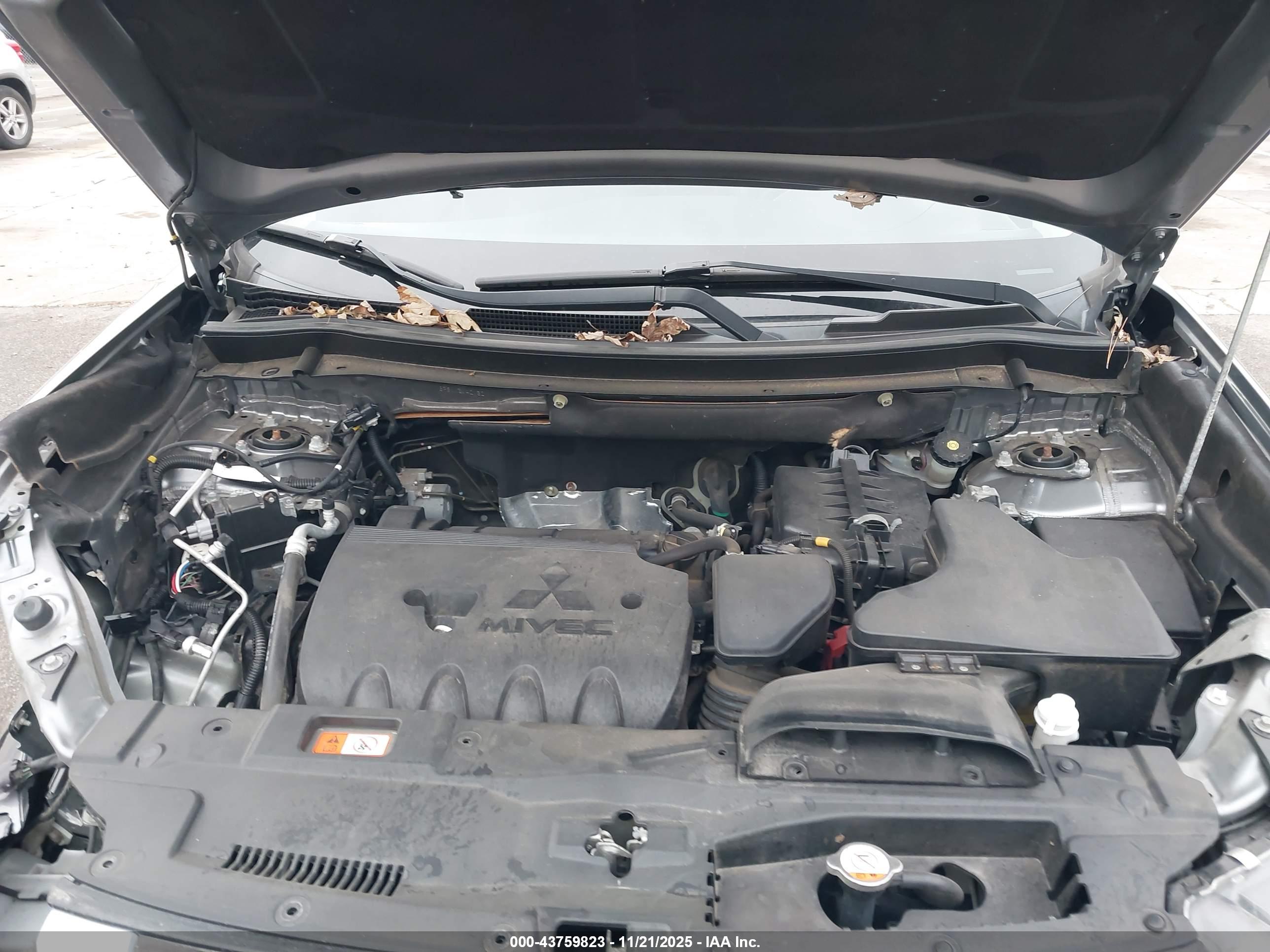 MITSUBISHI OUTLANDER image 10