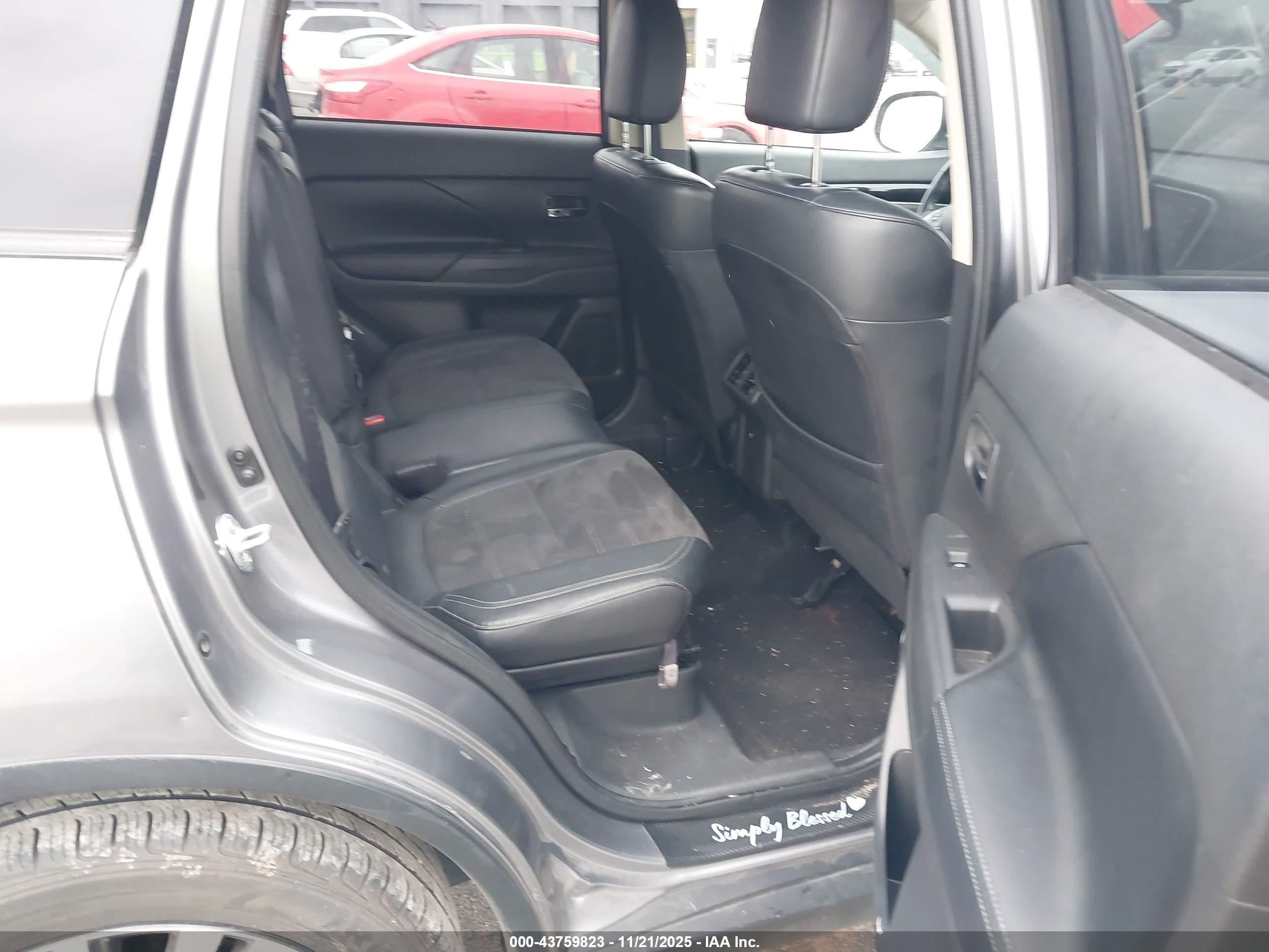 MITSUBISHI OUTLANDER image 8
