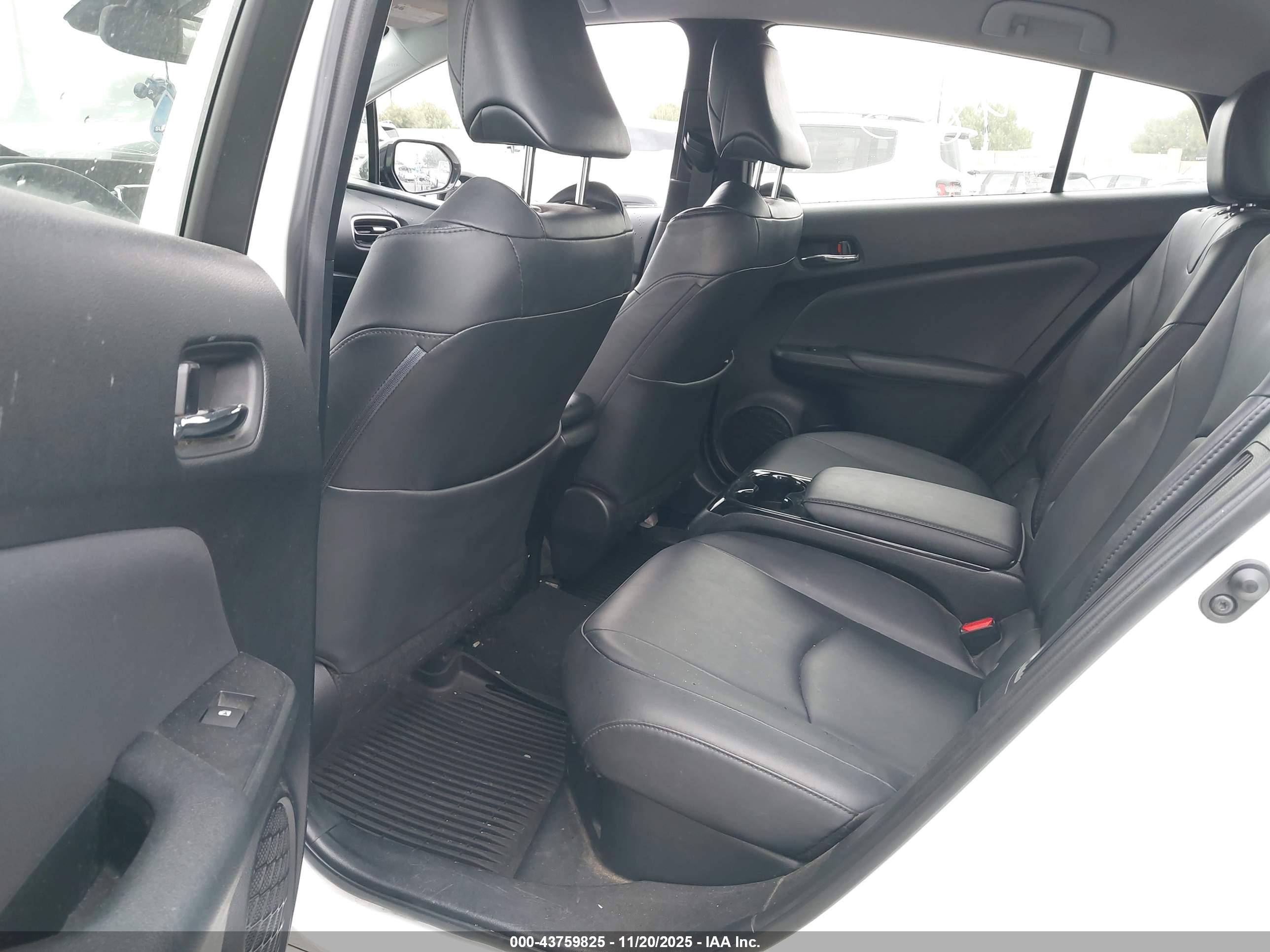 TOYOTA PRIUS image 8
