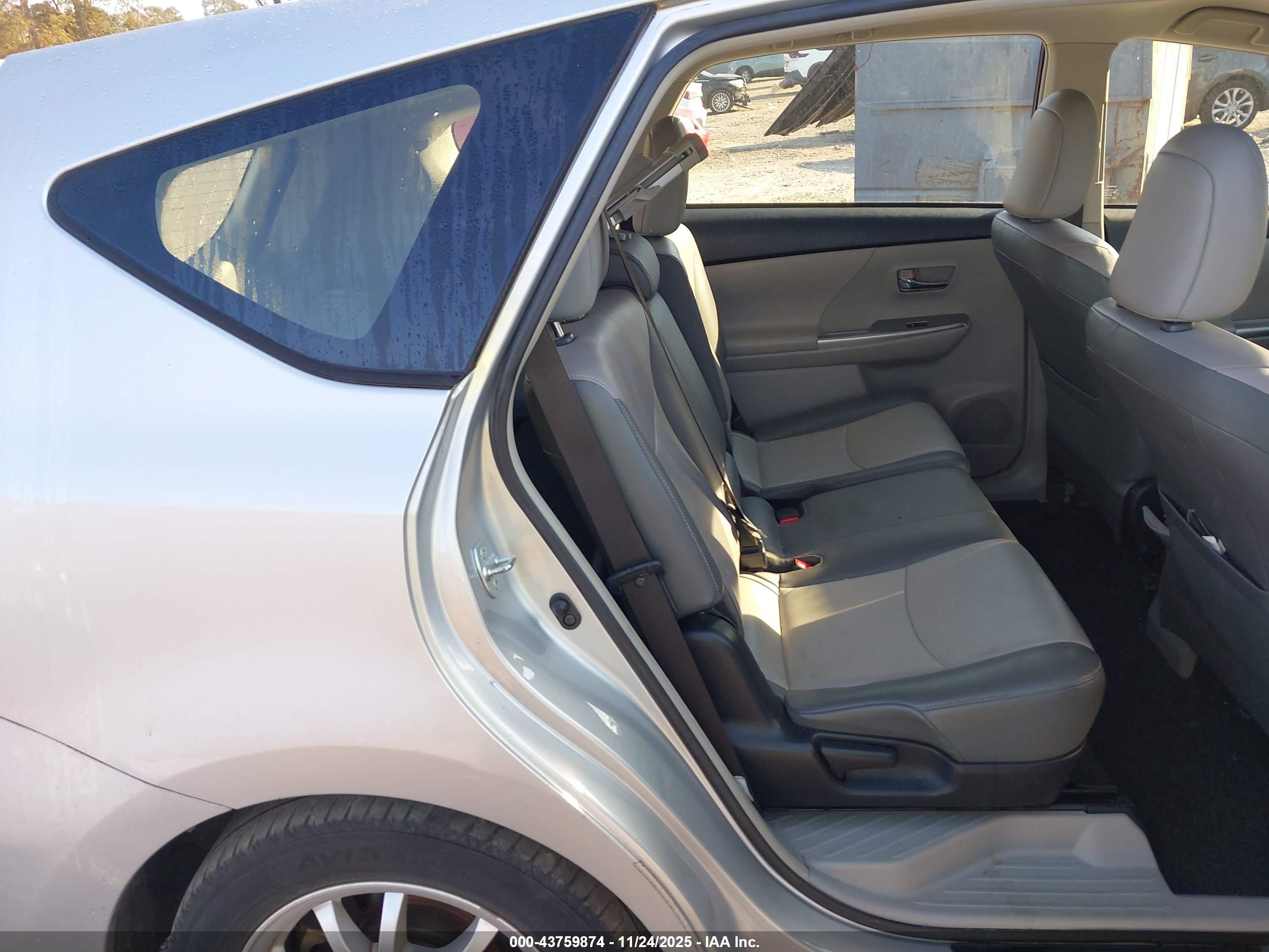 TOYOTA PRIUS image 8