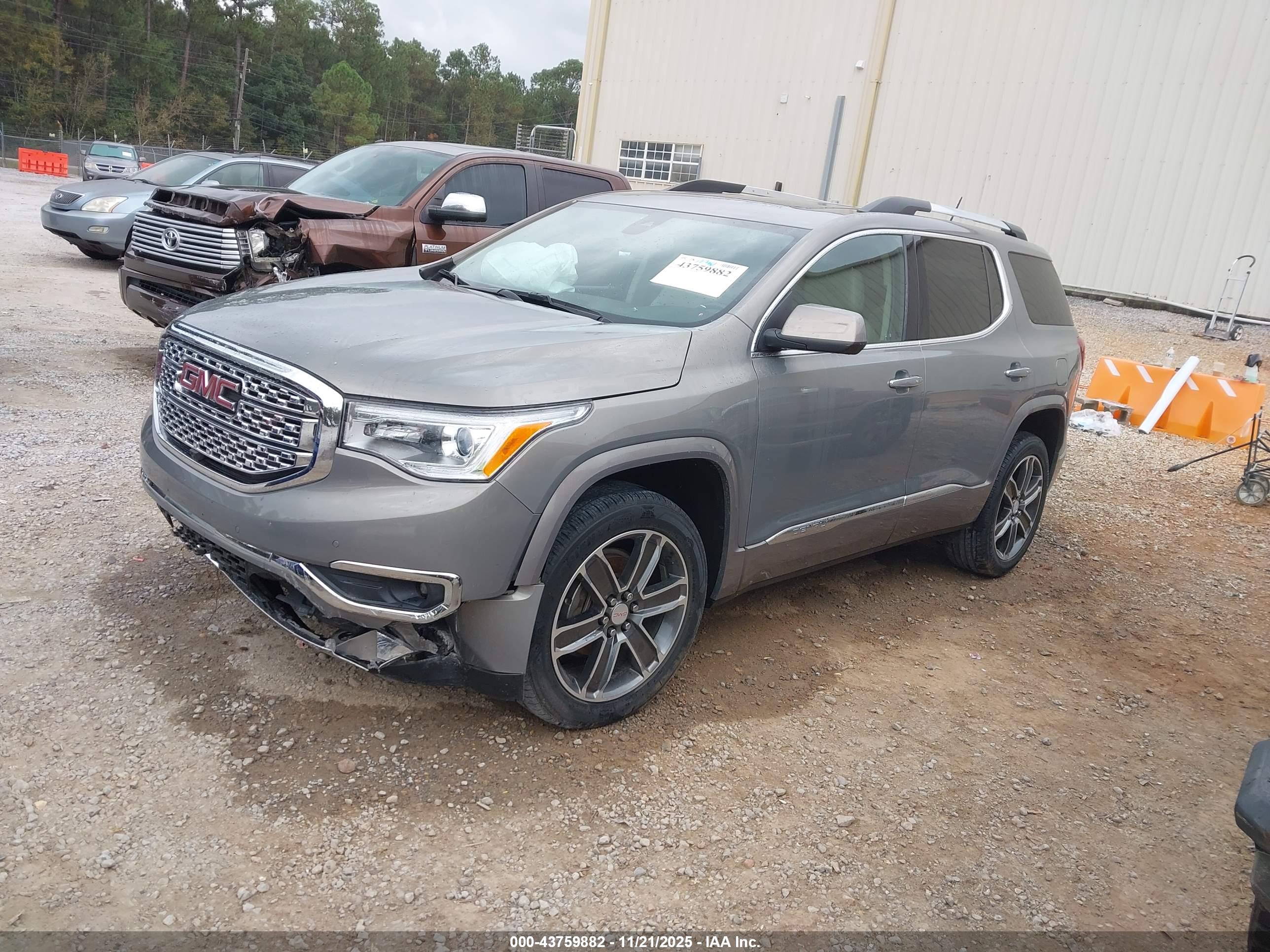 GMC ACADIA image 2