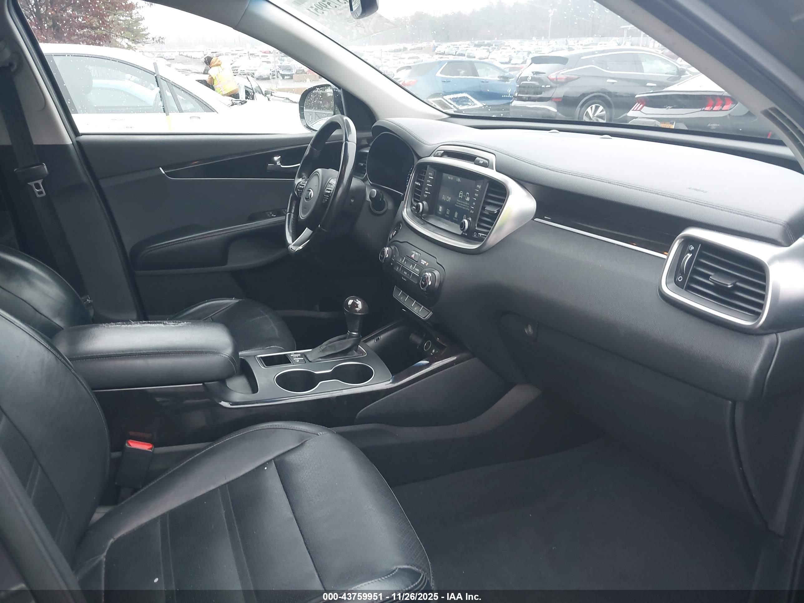 KIA SORENTO image 5