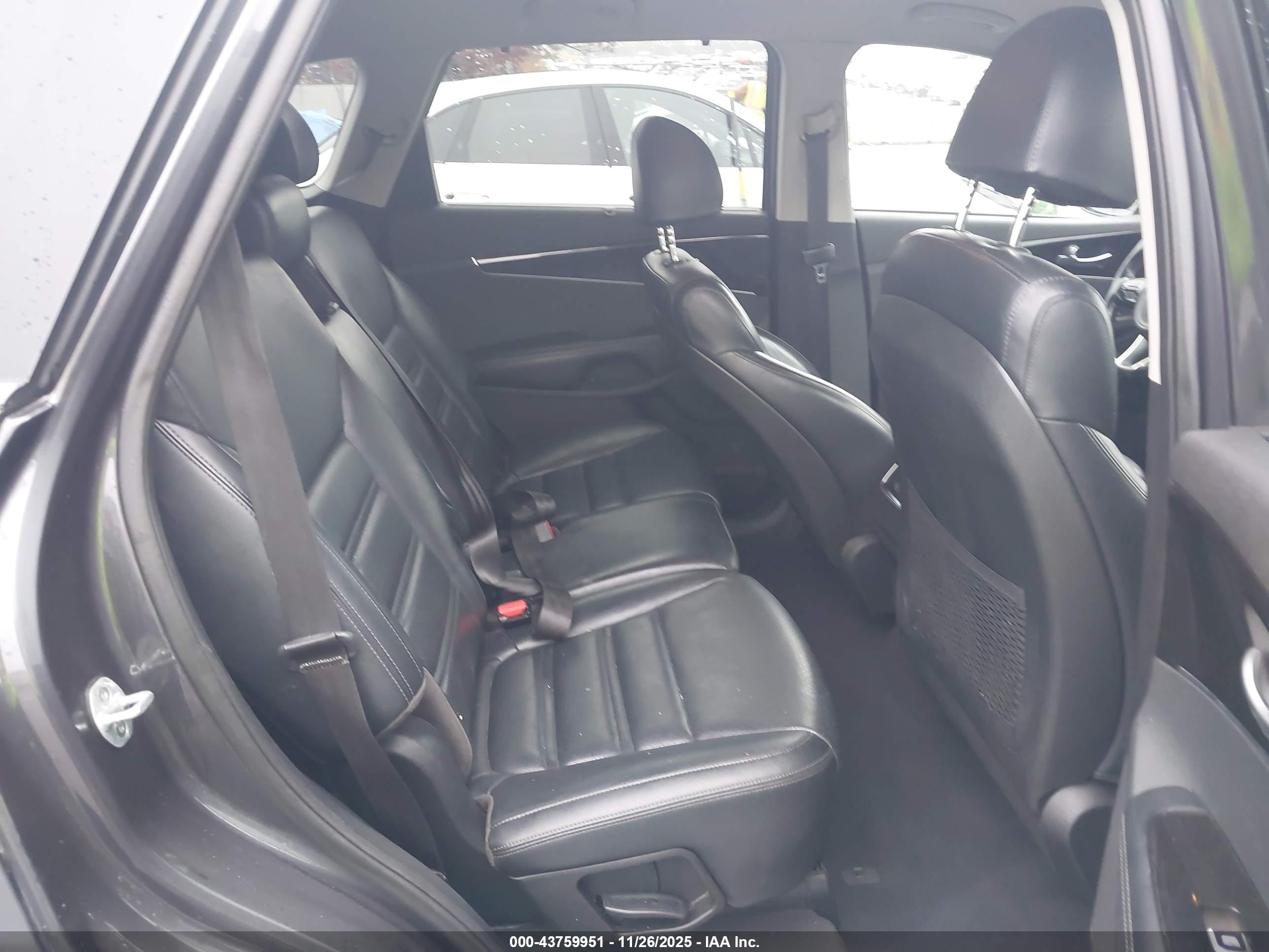 KIA SORENTO image 8