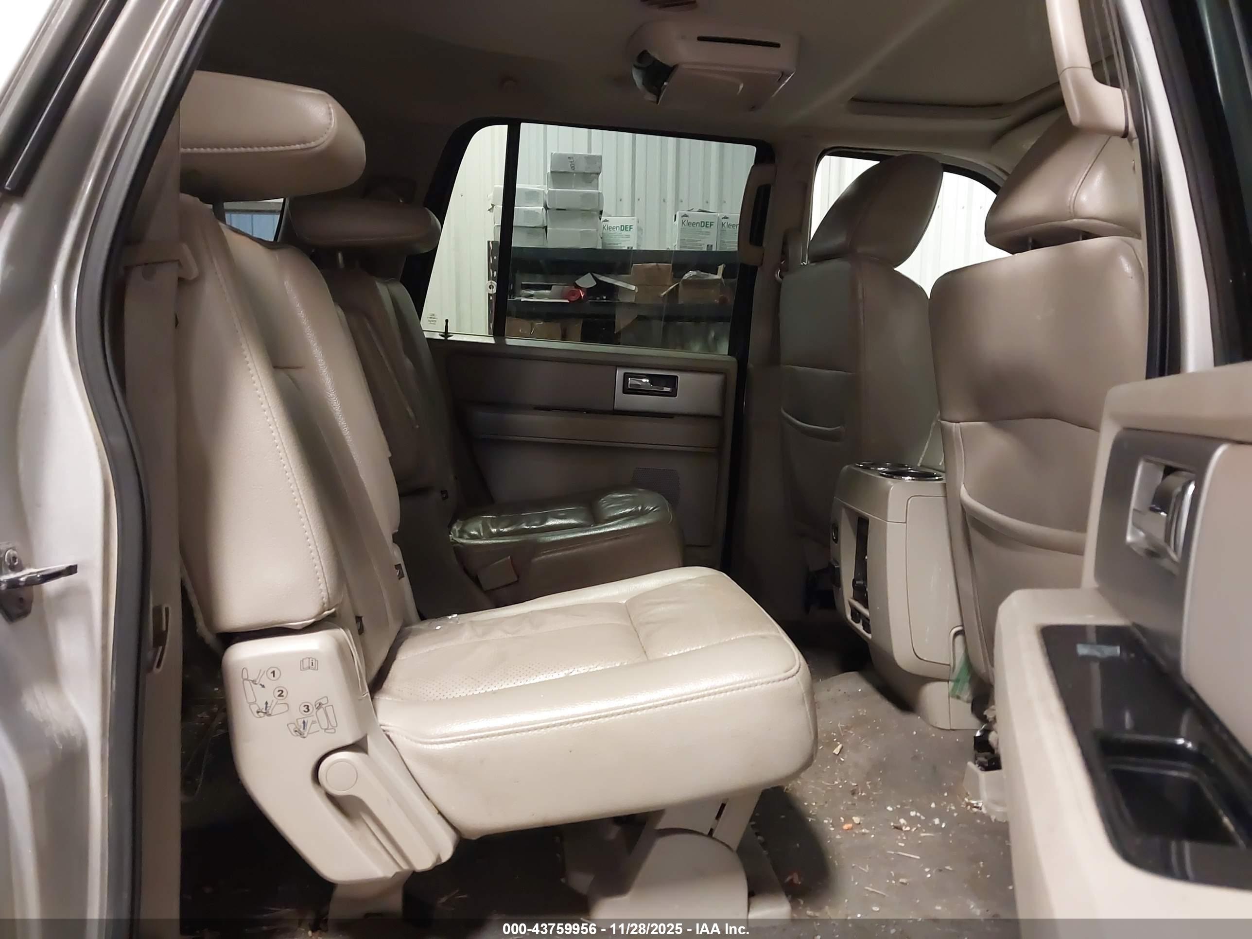 FORD EXPEDITION image 8