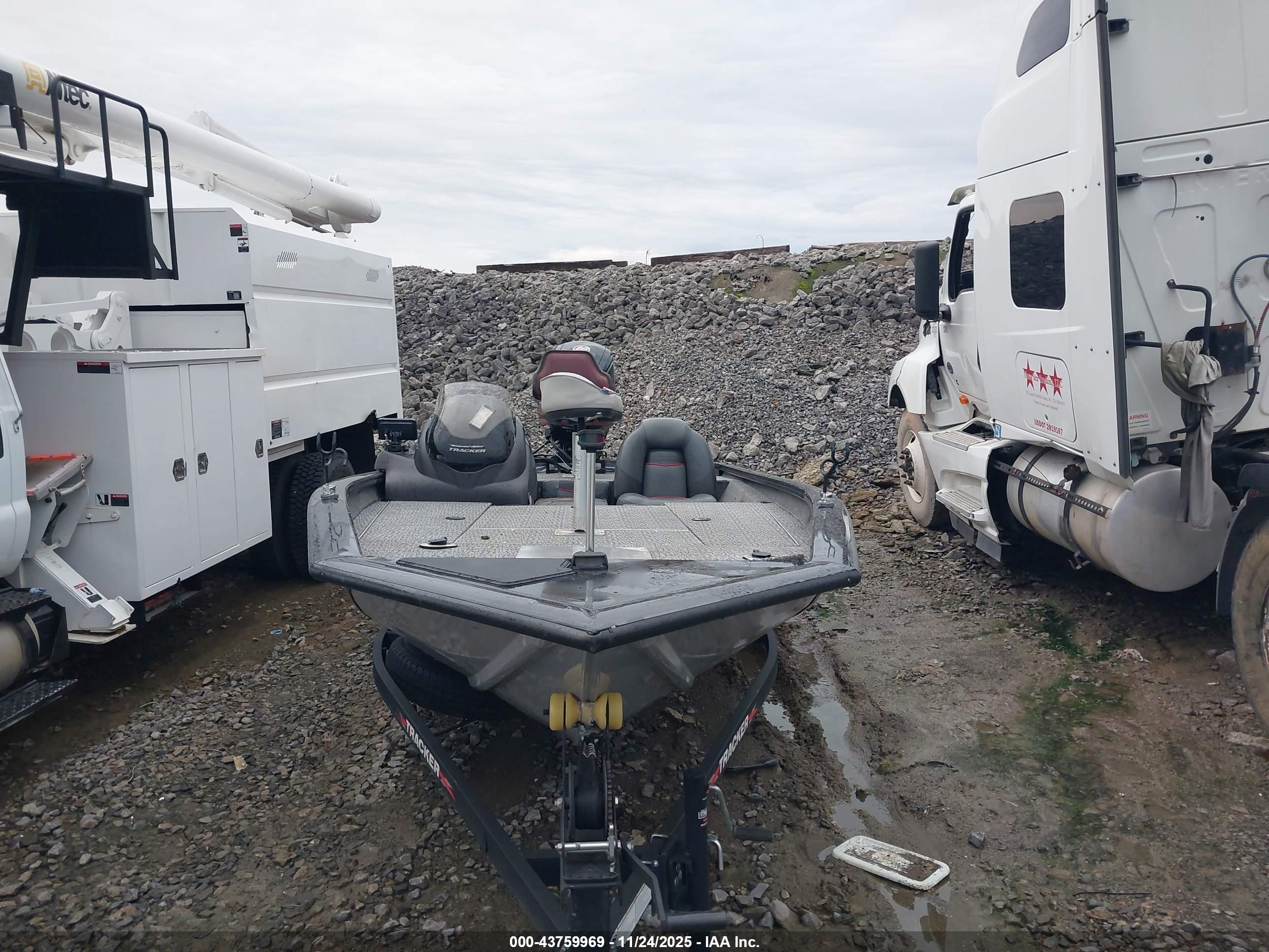 BASS TRACKER image 6