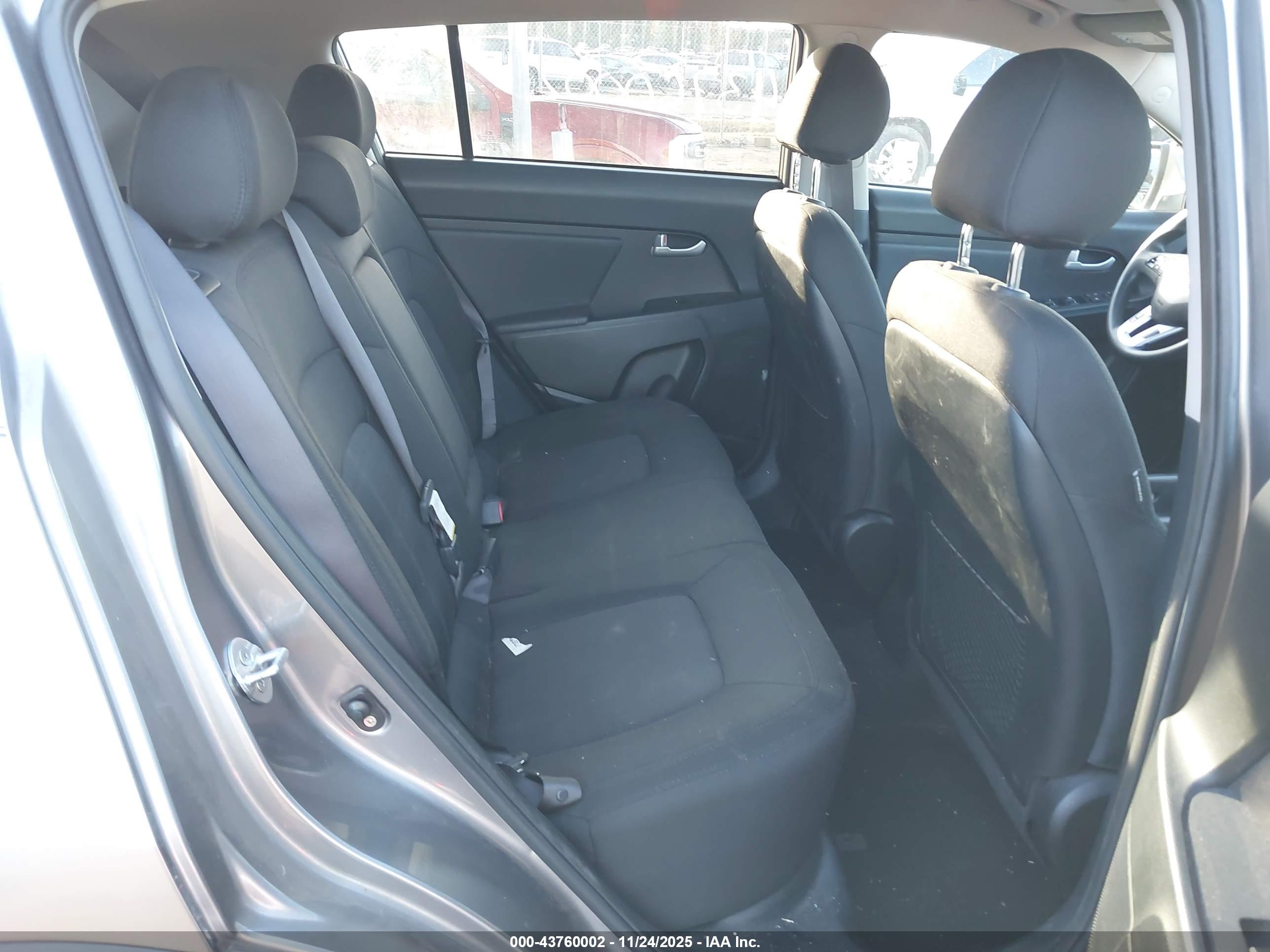 KIA SPORTAGE image 8