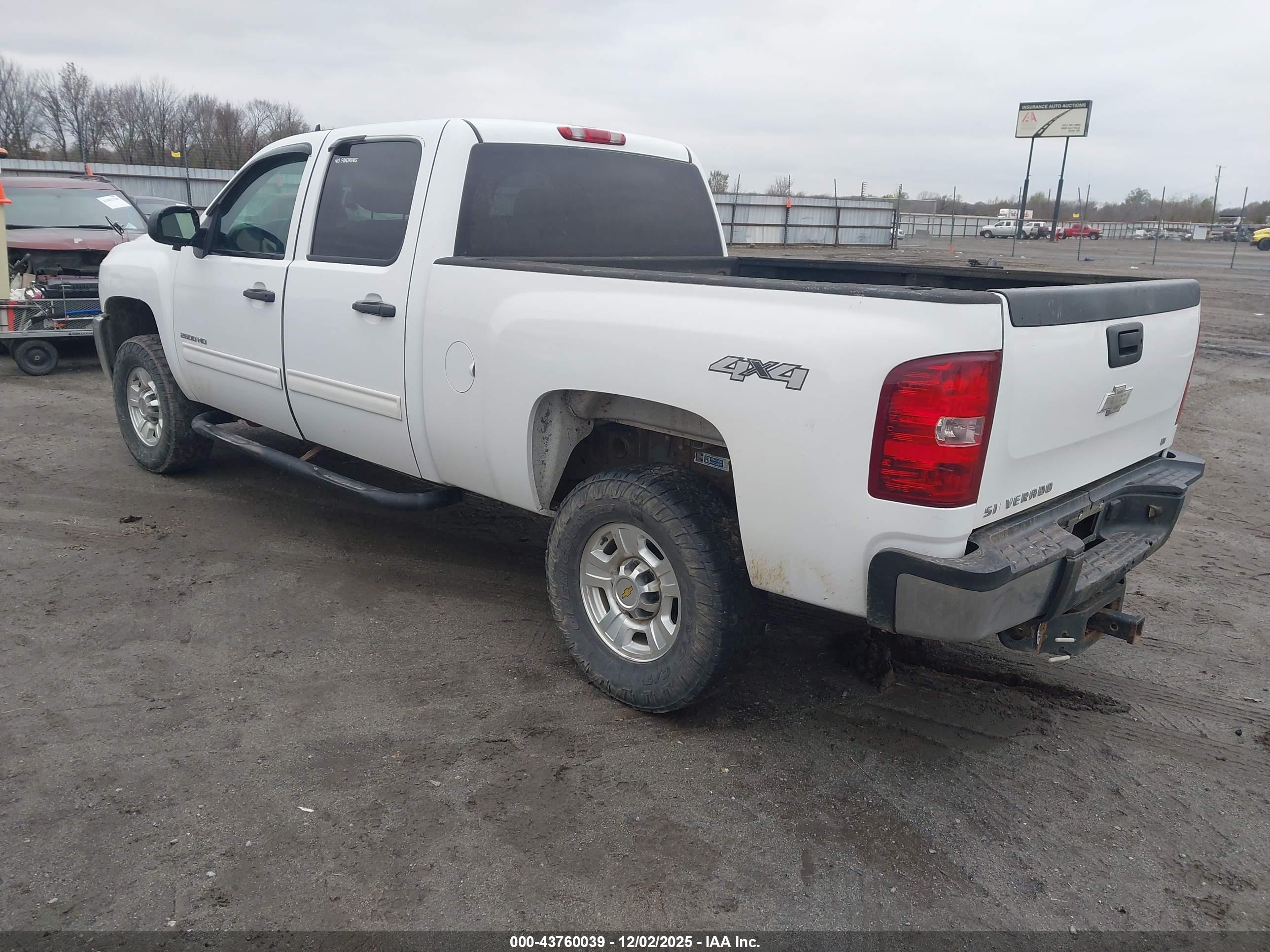 CHEVROLET SILVERADO image 3