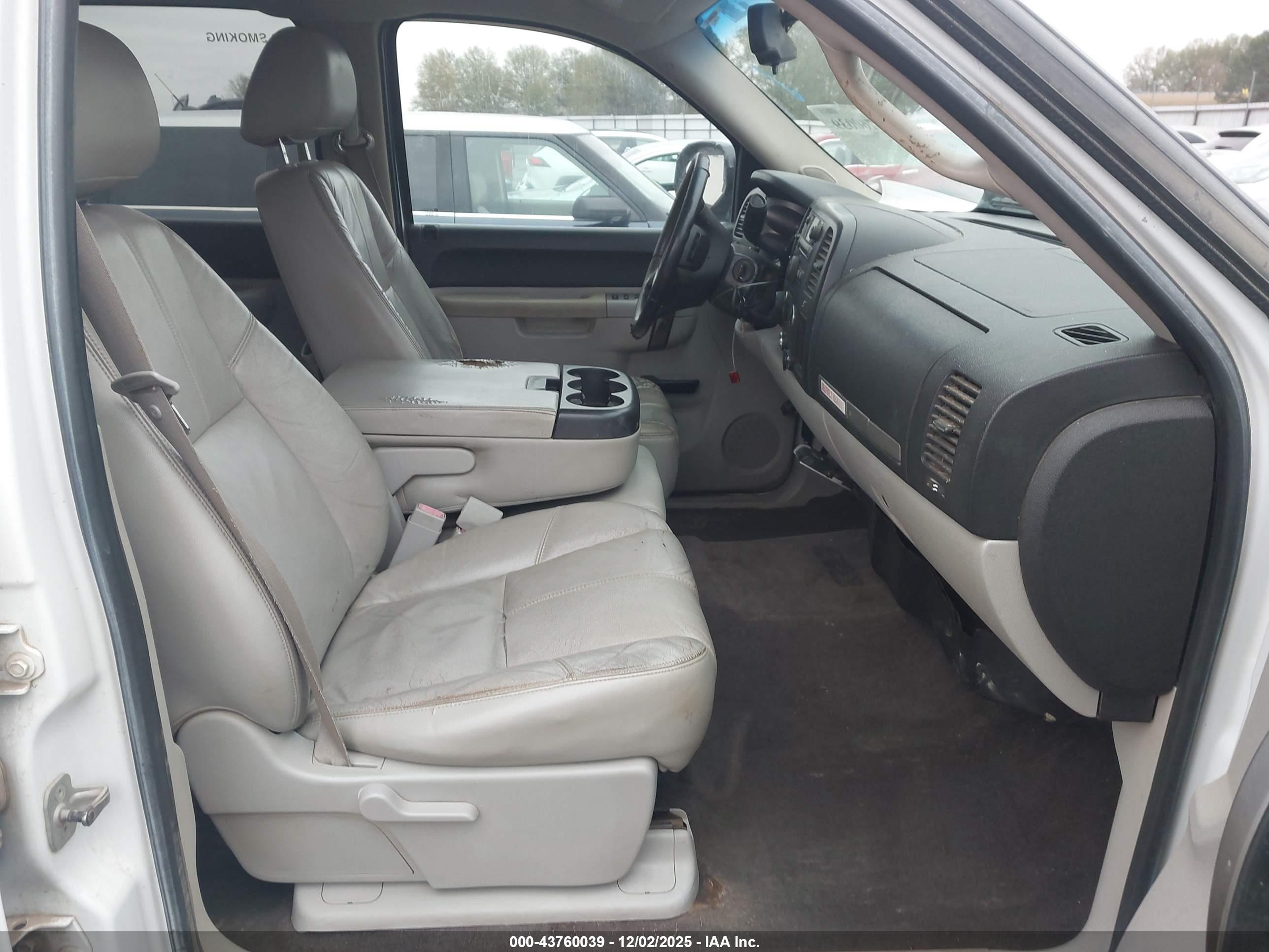CHEVROLET SILVERADO image 5