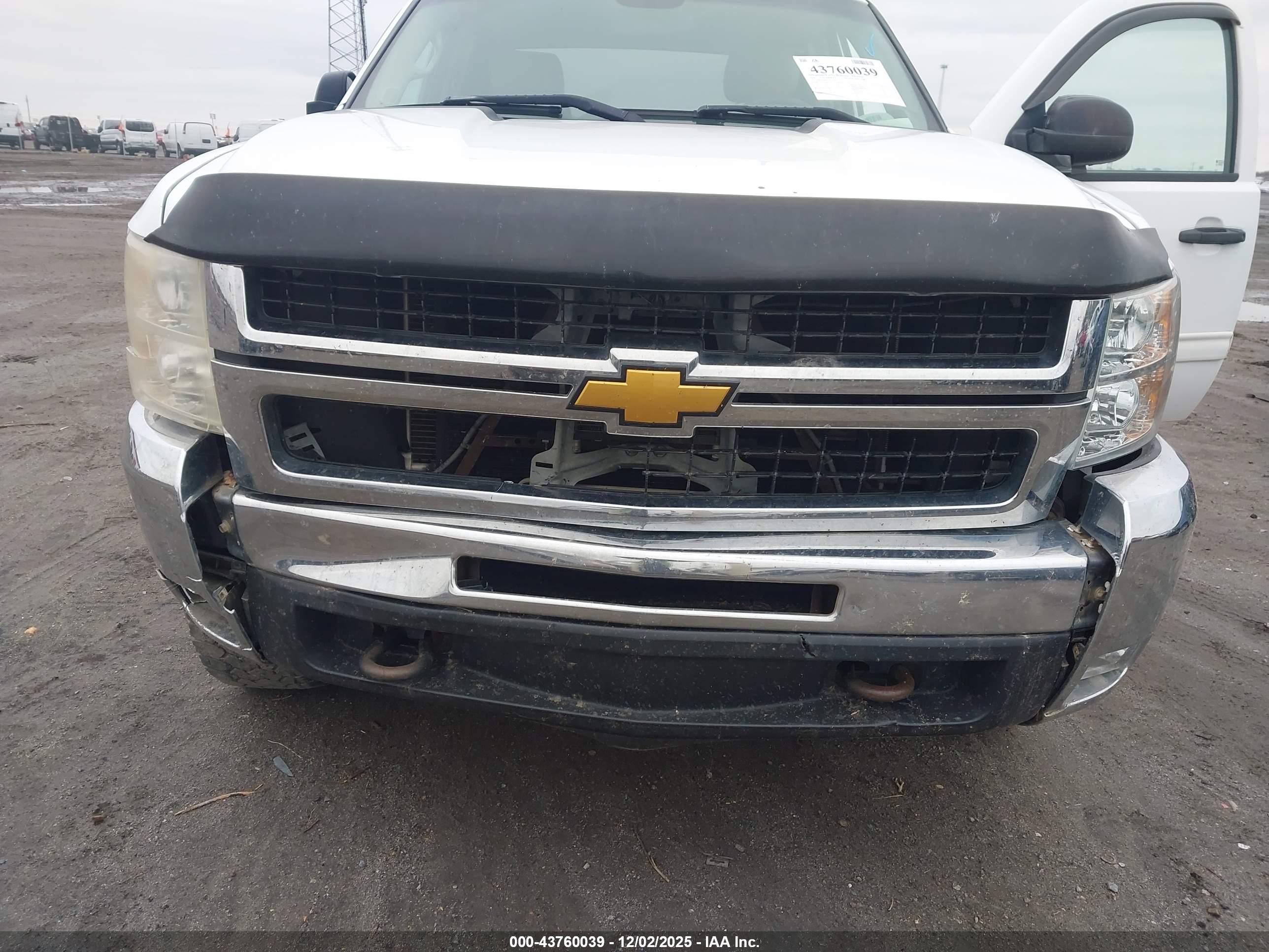 CHEVROLET SILVERADO image 6