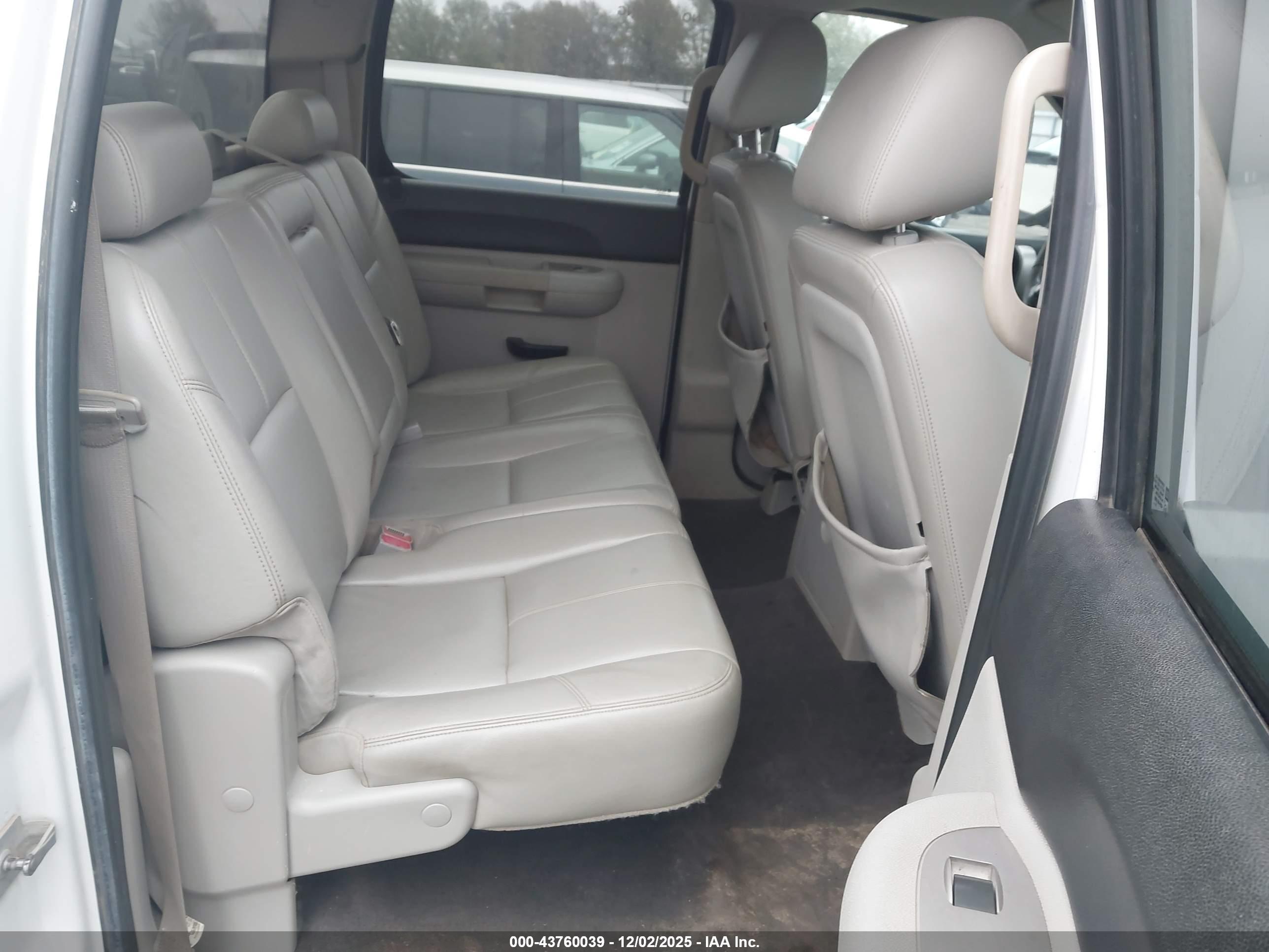 CHEVROLET SILVERADO image 8