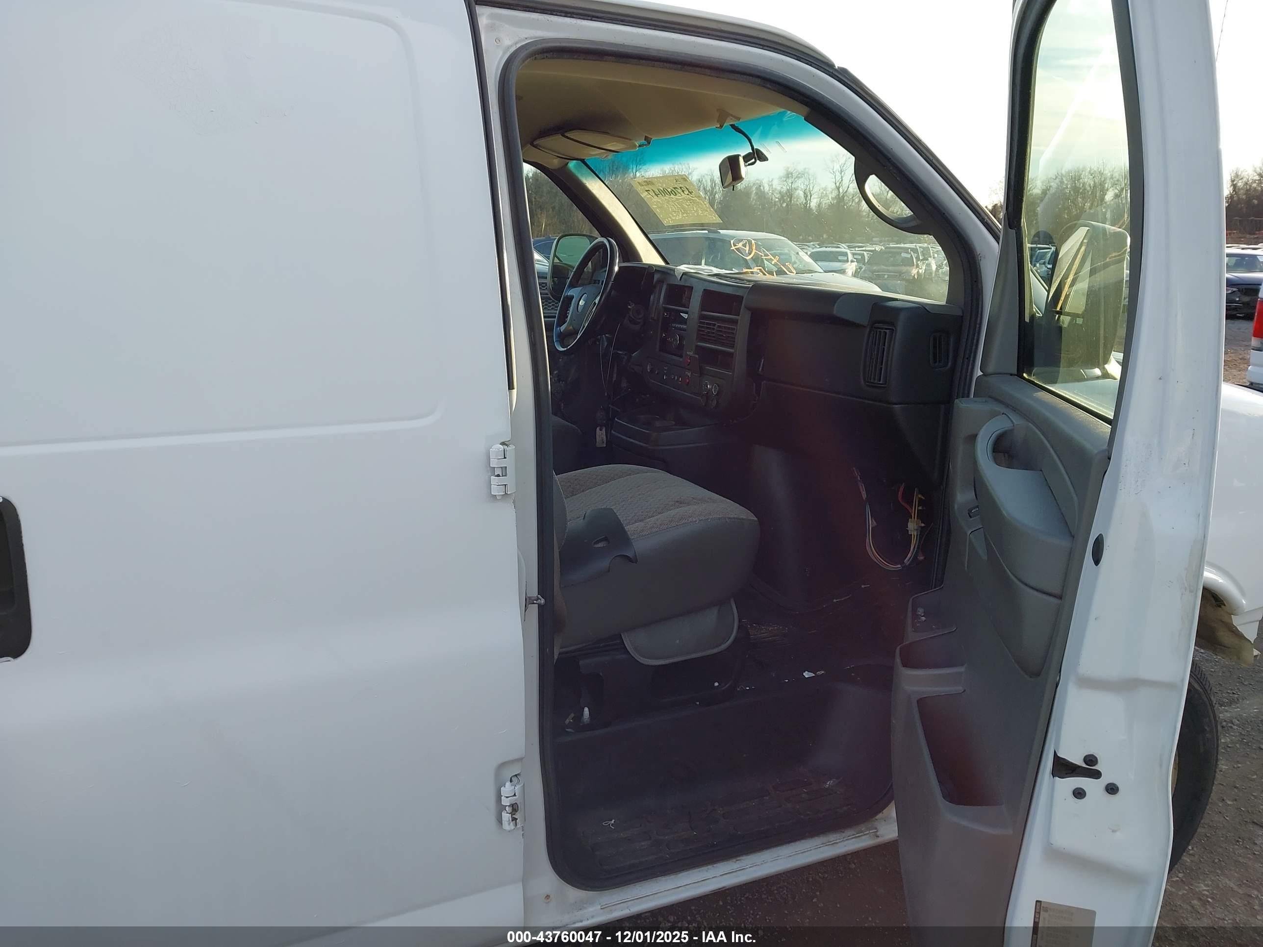 CHEVROLET EXPRESS image 5