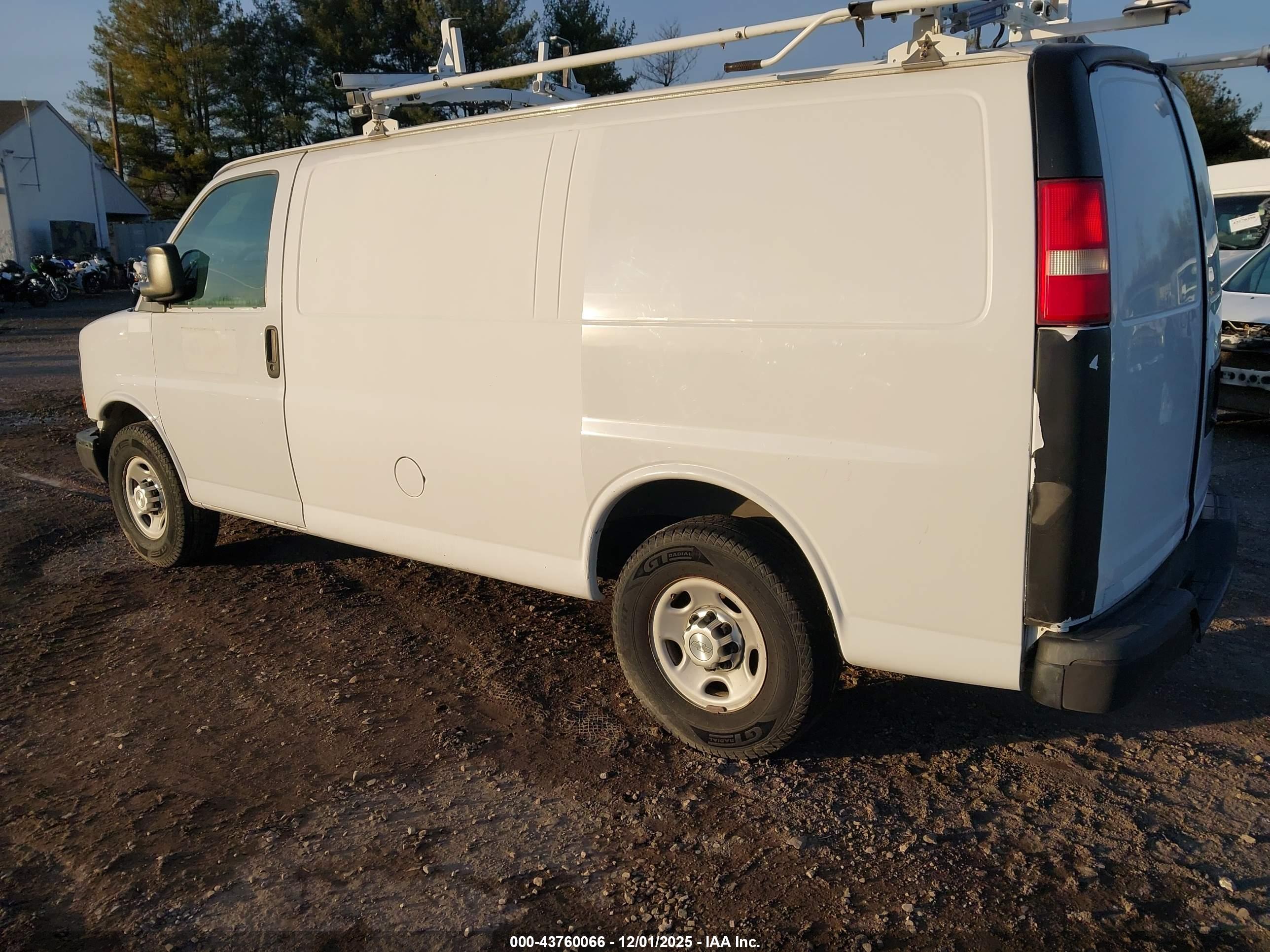 CHEVROLET EXPRESS image 3