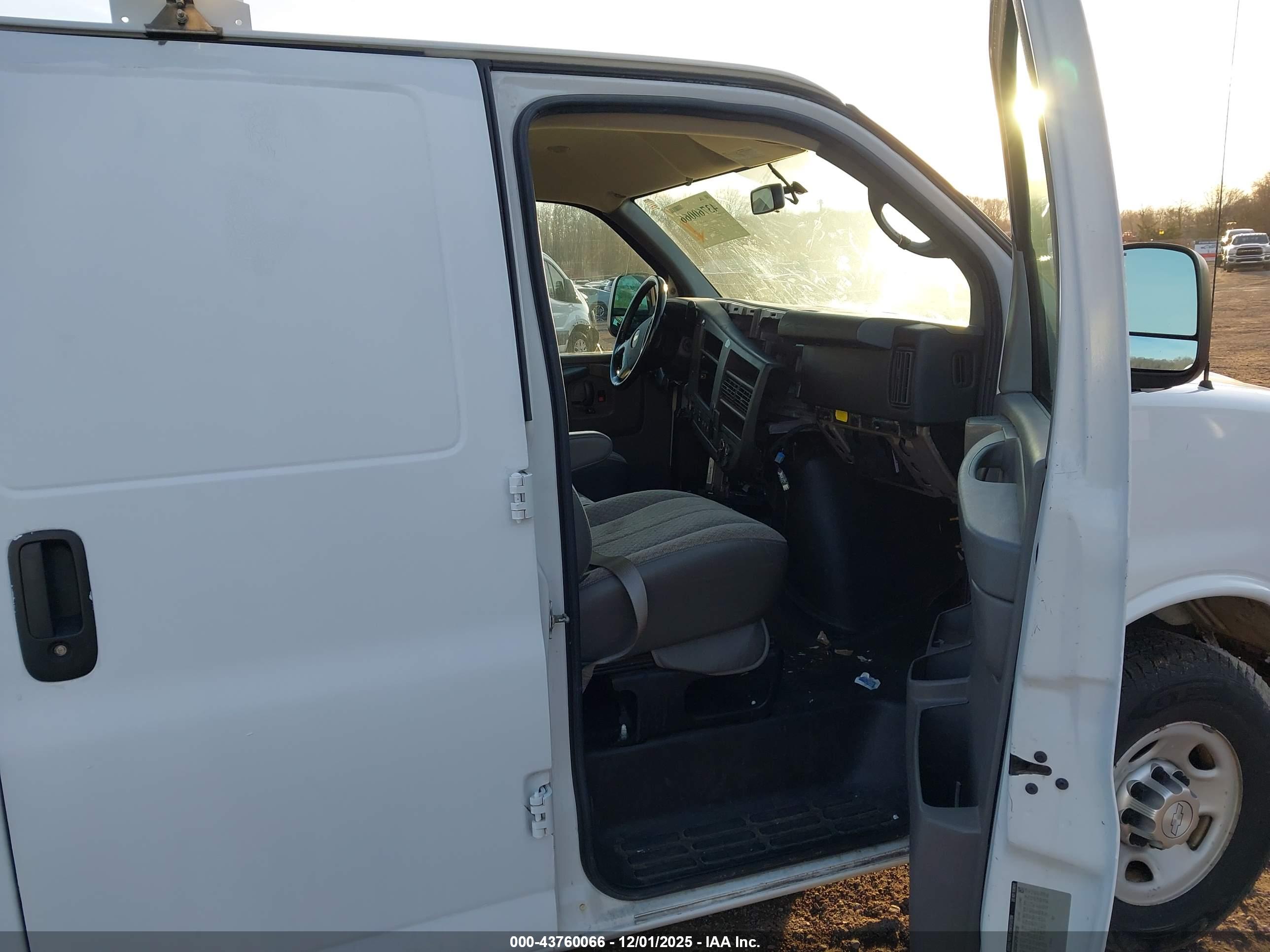 CHEVROLET EXPRESS image 5