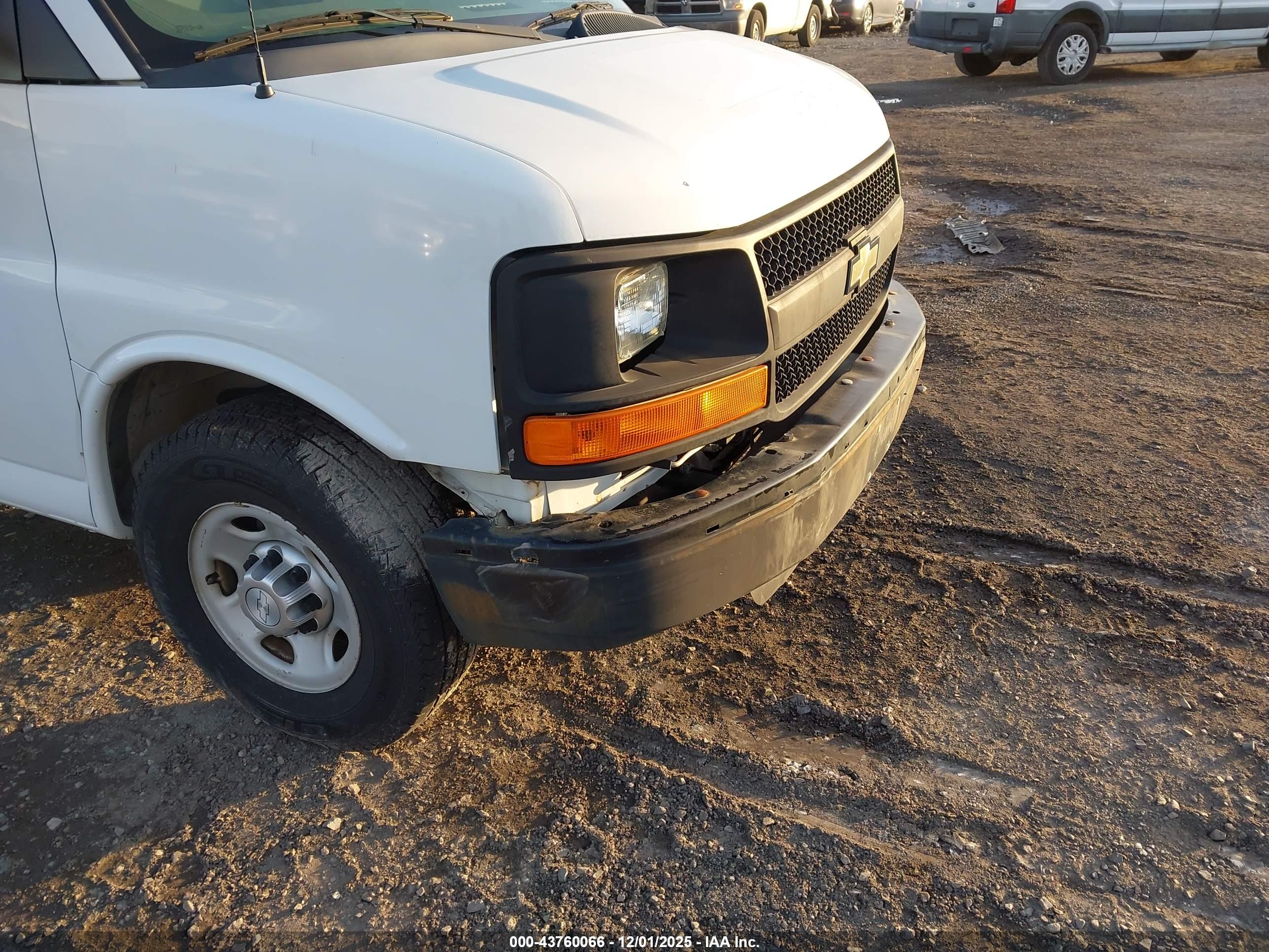 CHEVROLET EXPRESS image 6