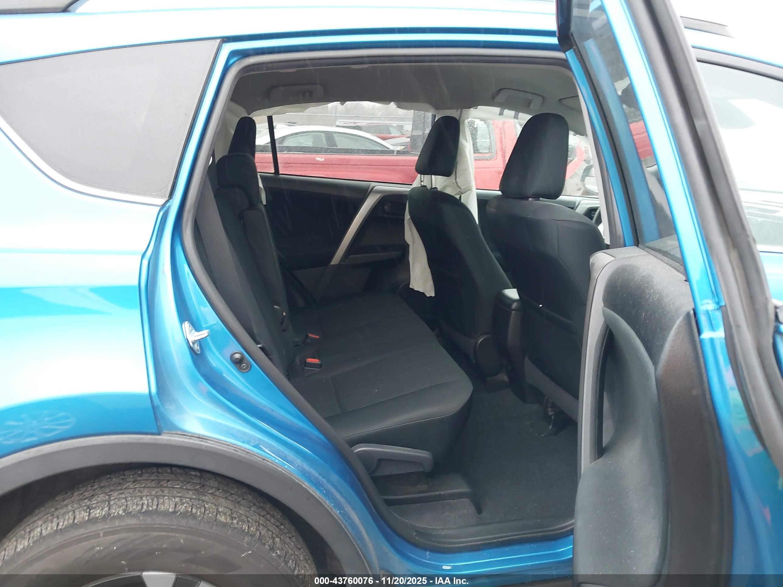TOYOTA RAV4 image 8
