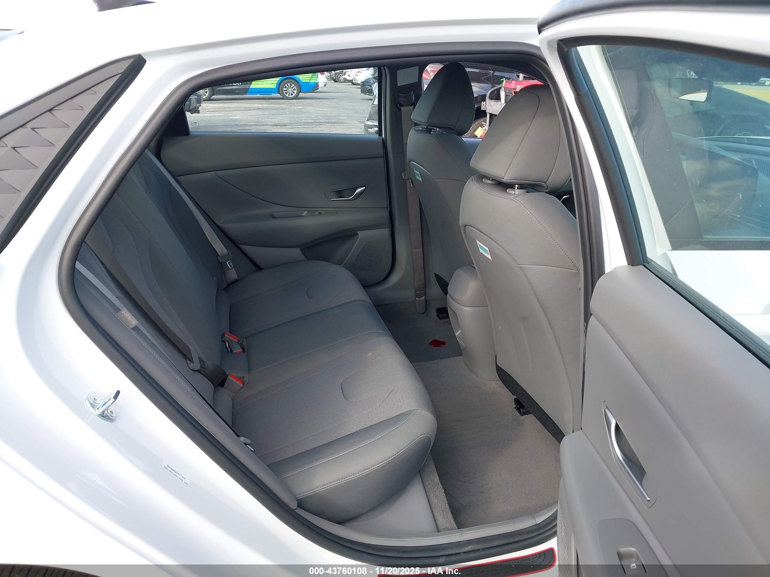 HYUNDAI ELANTRA image 8