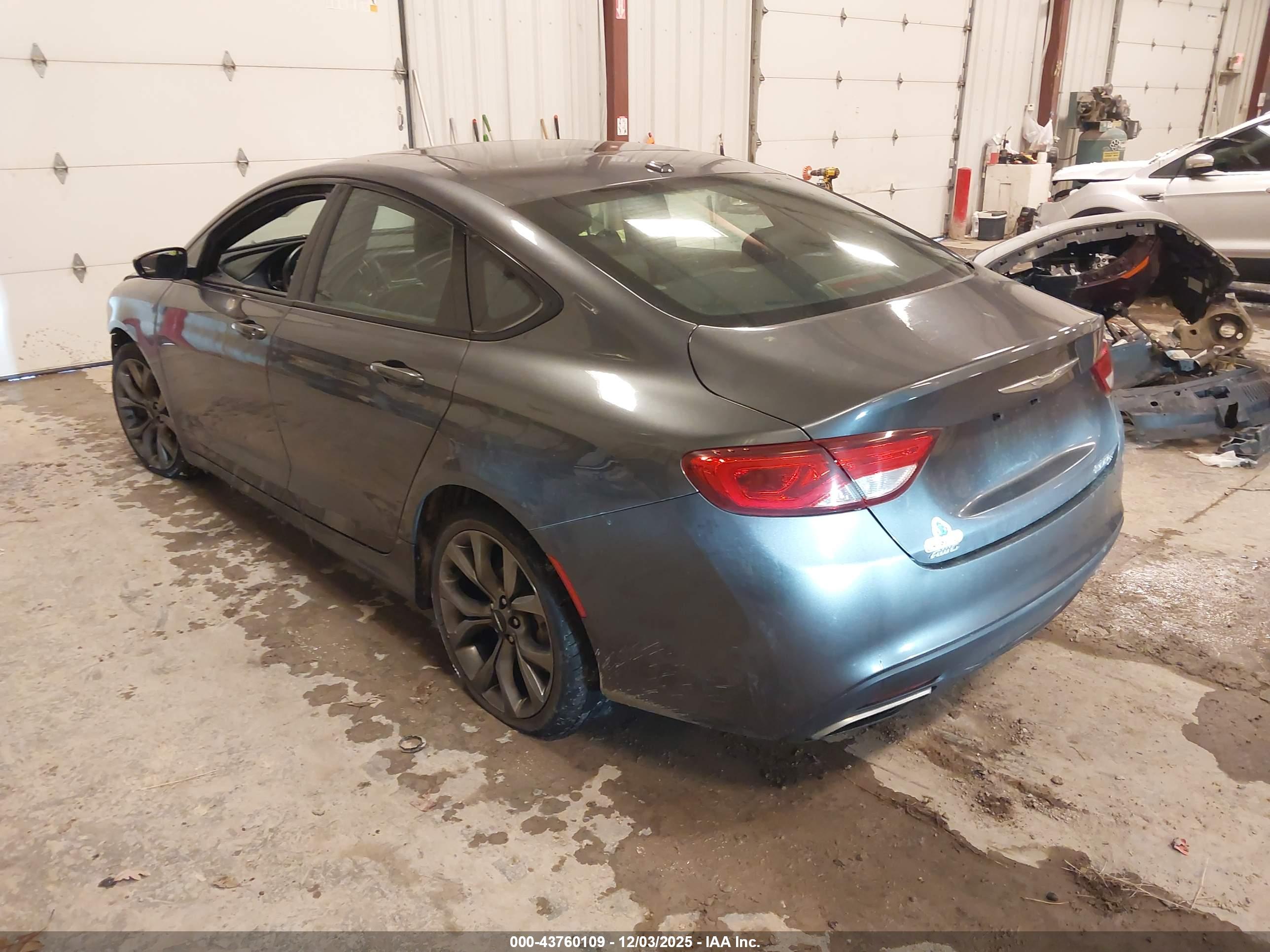 CHRYSLER 200 image 3