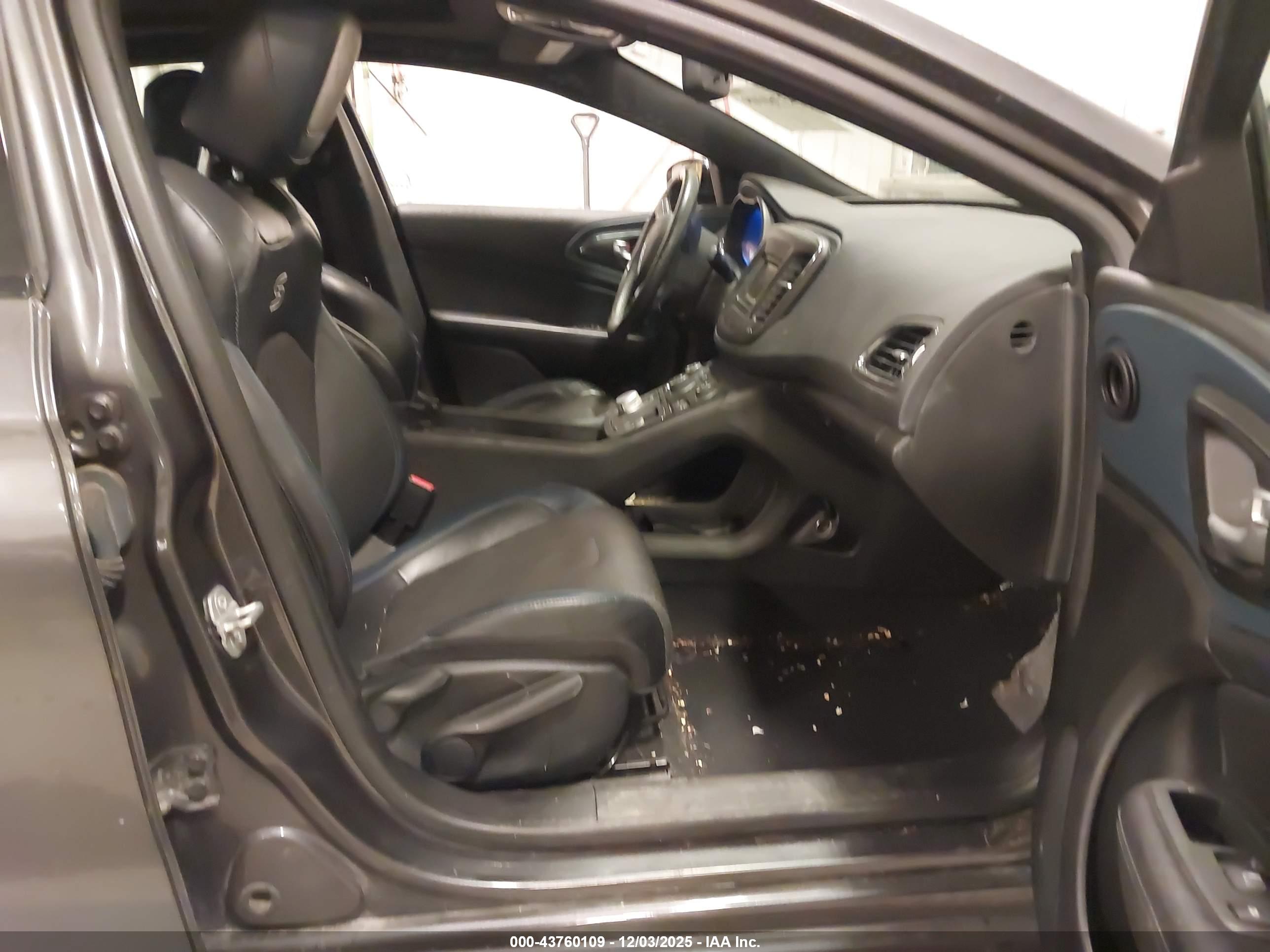 CHRYSLER 200 image 5