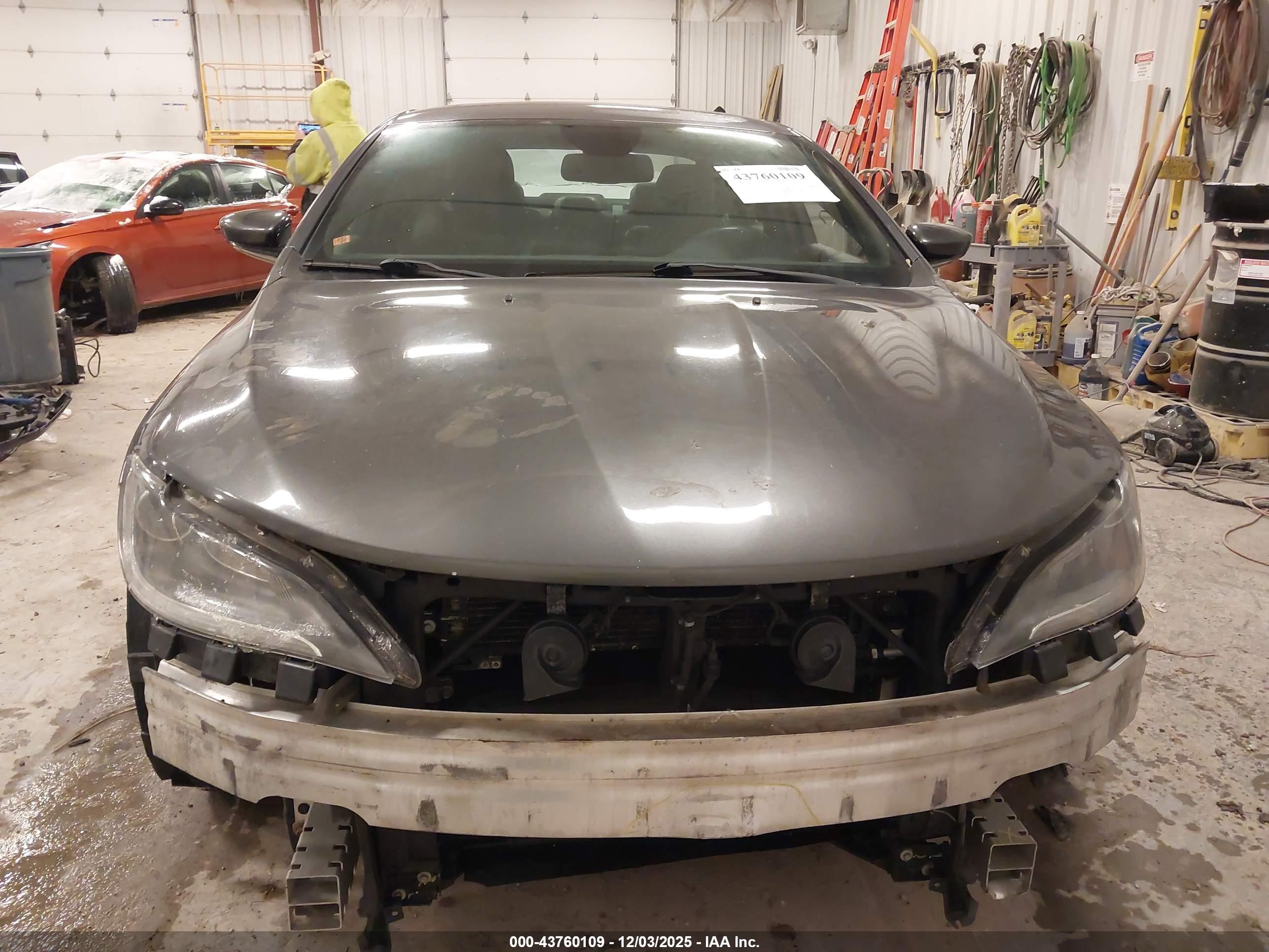 CHRYSLER 200 image 6