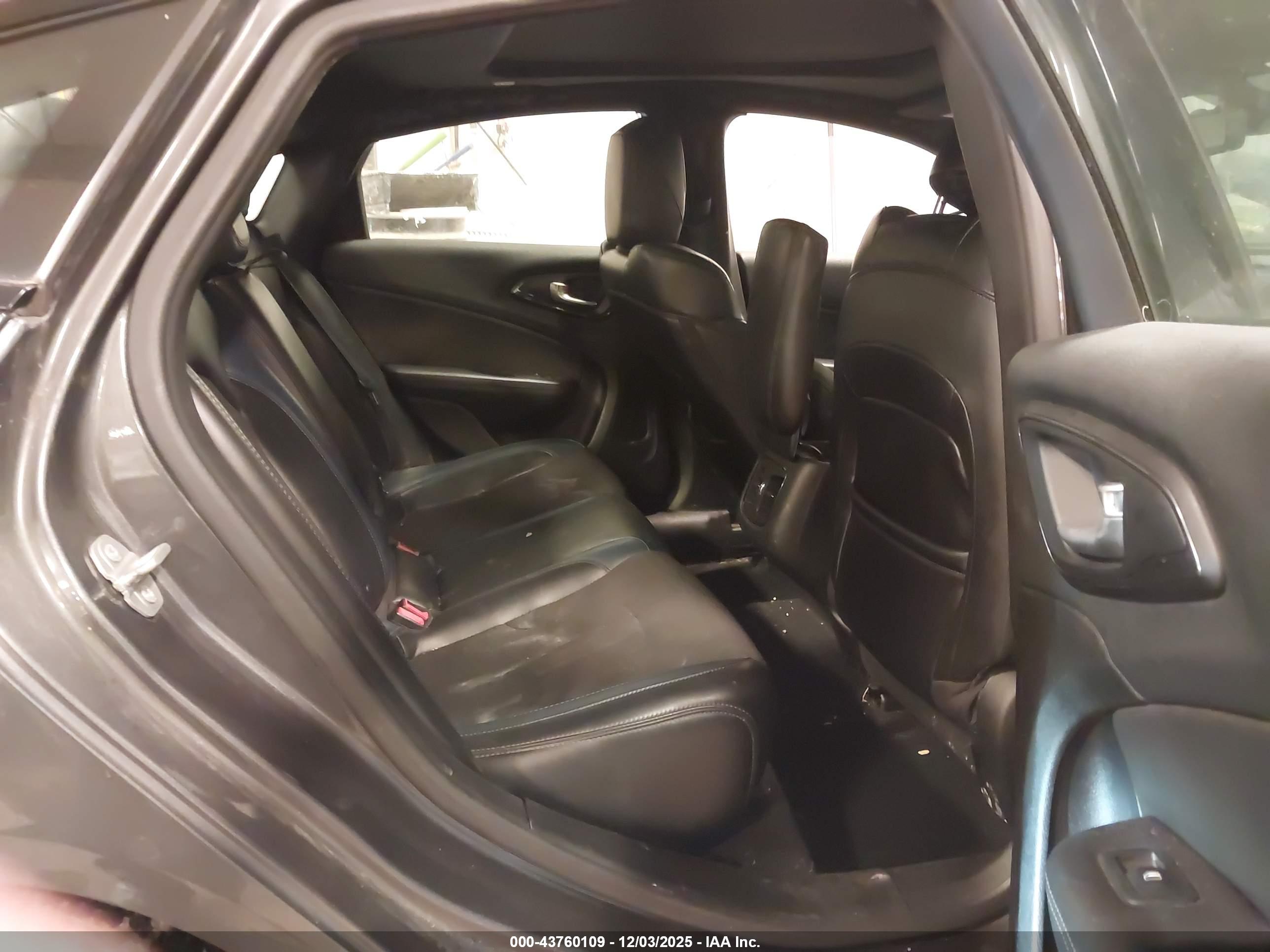CHRYSLER 200 image 8