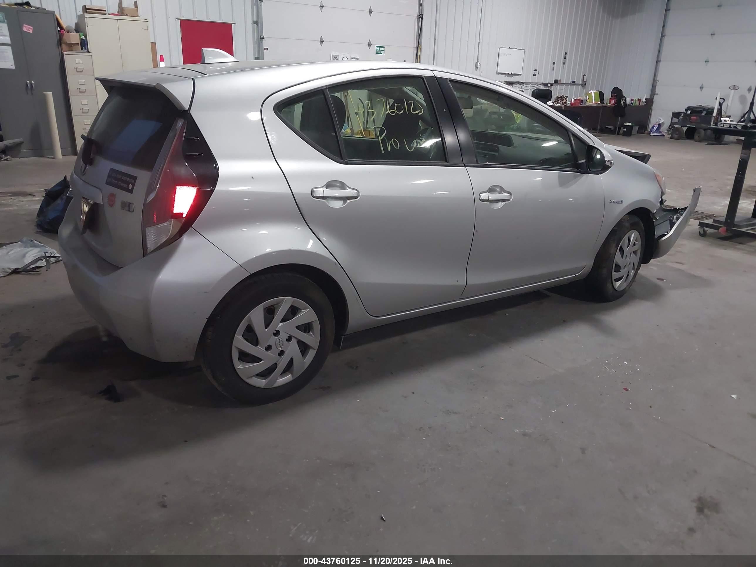 TOYOTA PRIUS image 4