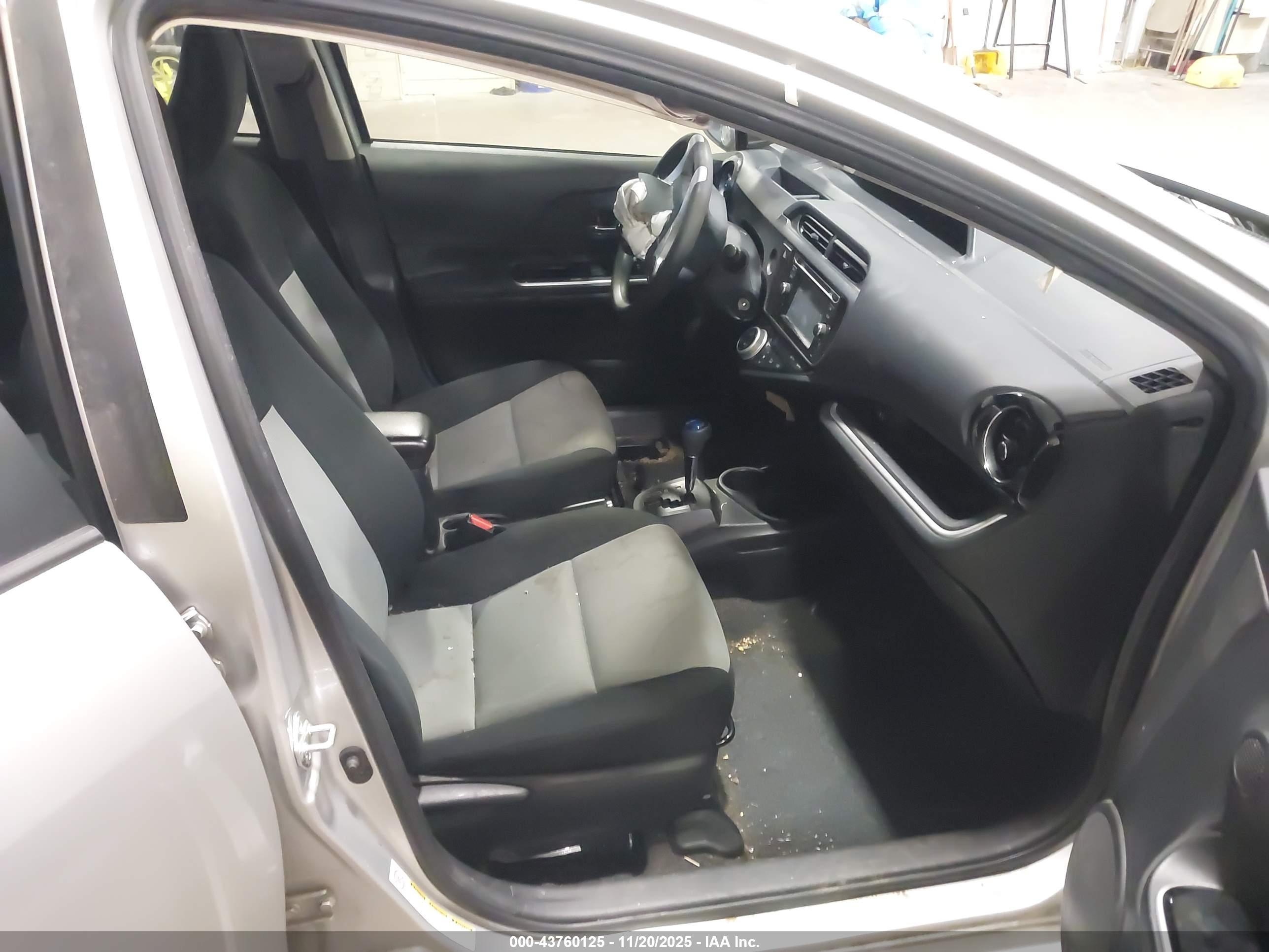 TOYOTA PRIUS image 5